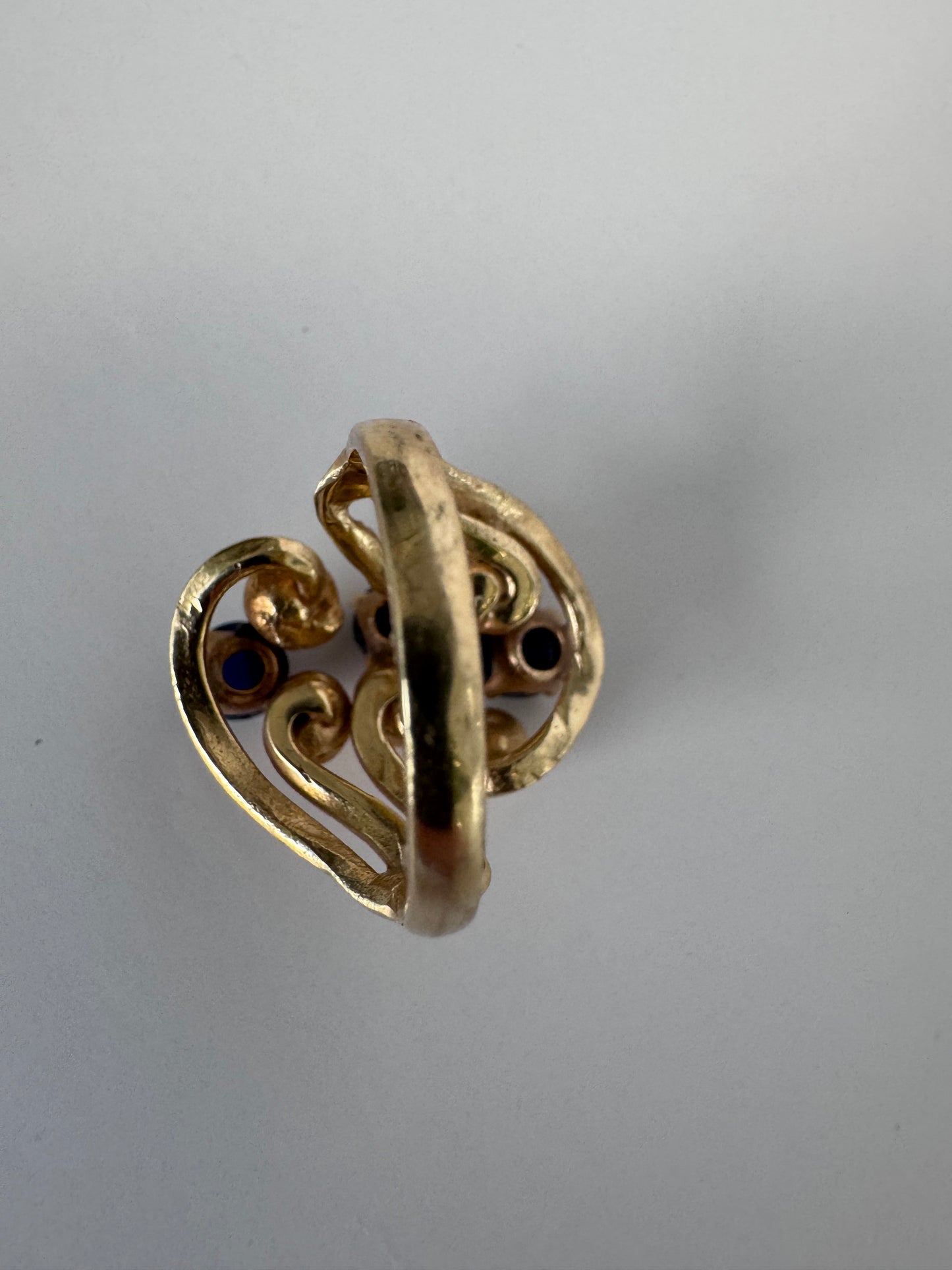 Estate 1970s organic 14K gold sapphire cabochon ring sculptural flowing design three blue stones