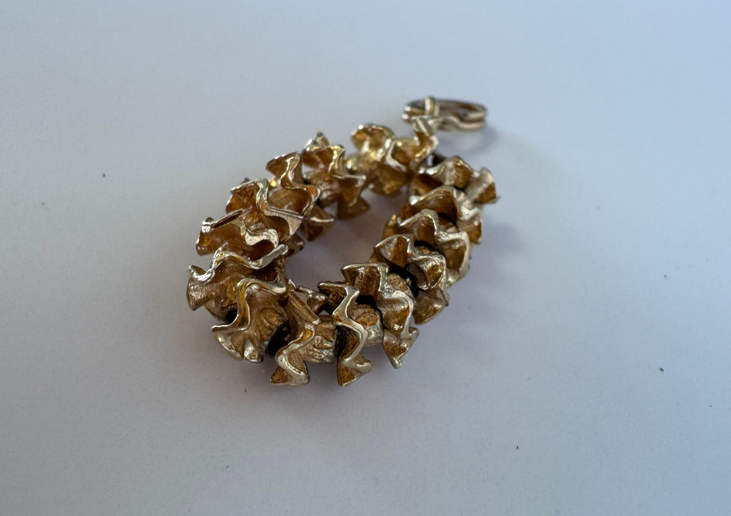 1940s Hawaiian lei charm in 14K gold with articulated flower elements, tiki era vintage jewelry