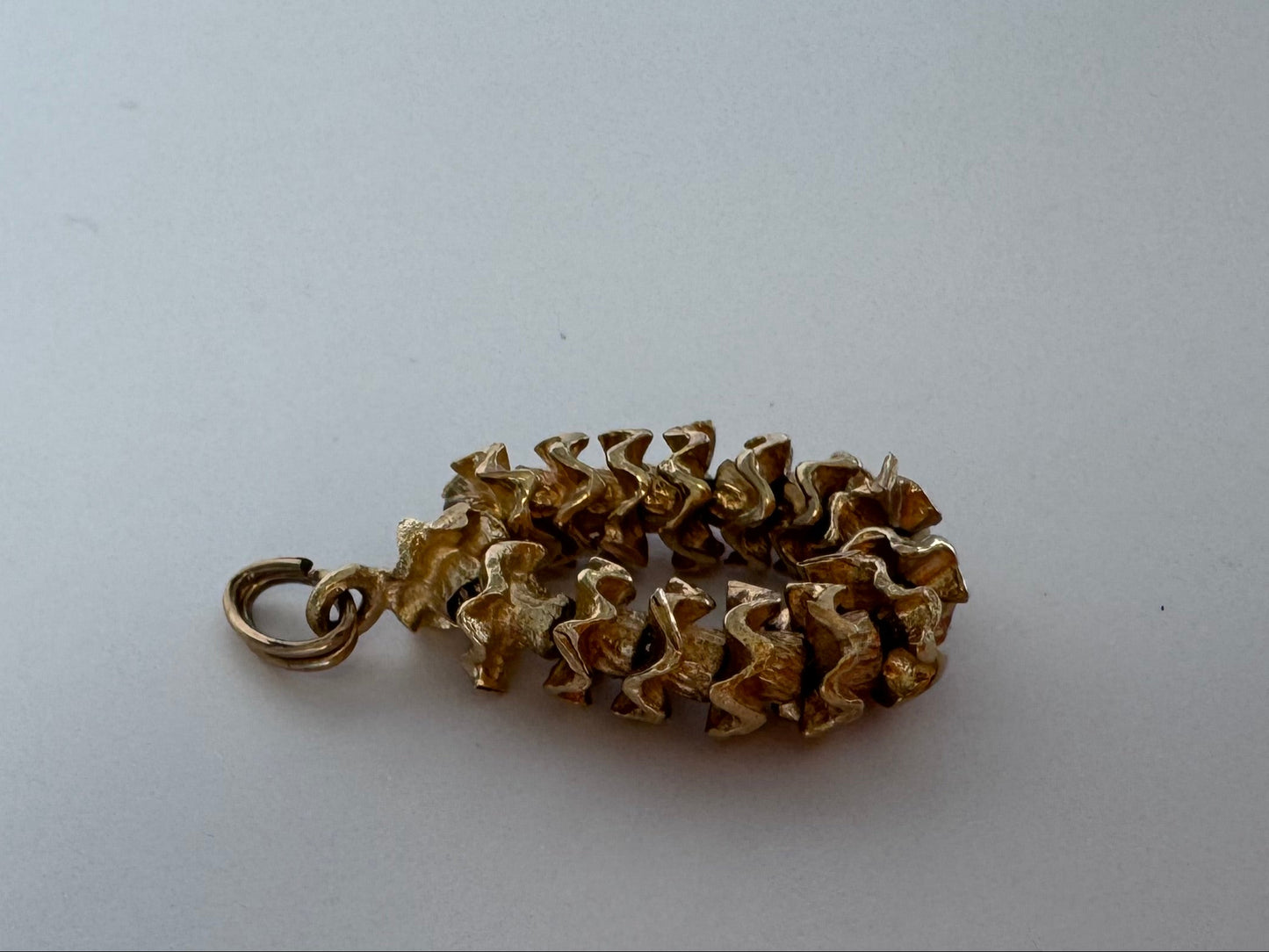1940s Hawaiian lei charm in 14K gold with articulated flower elements, tiki era vintage jewelry