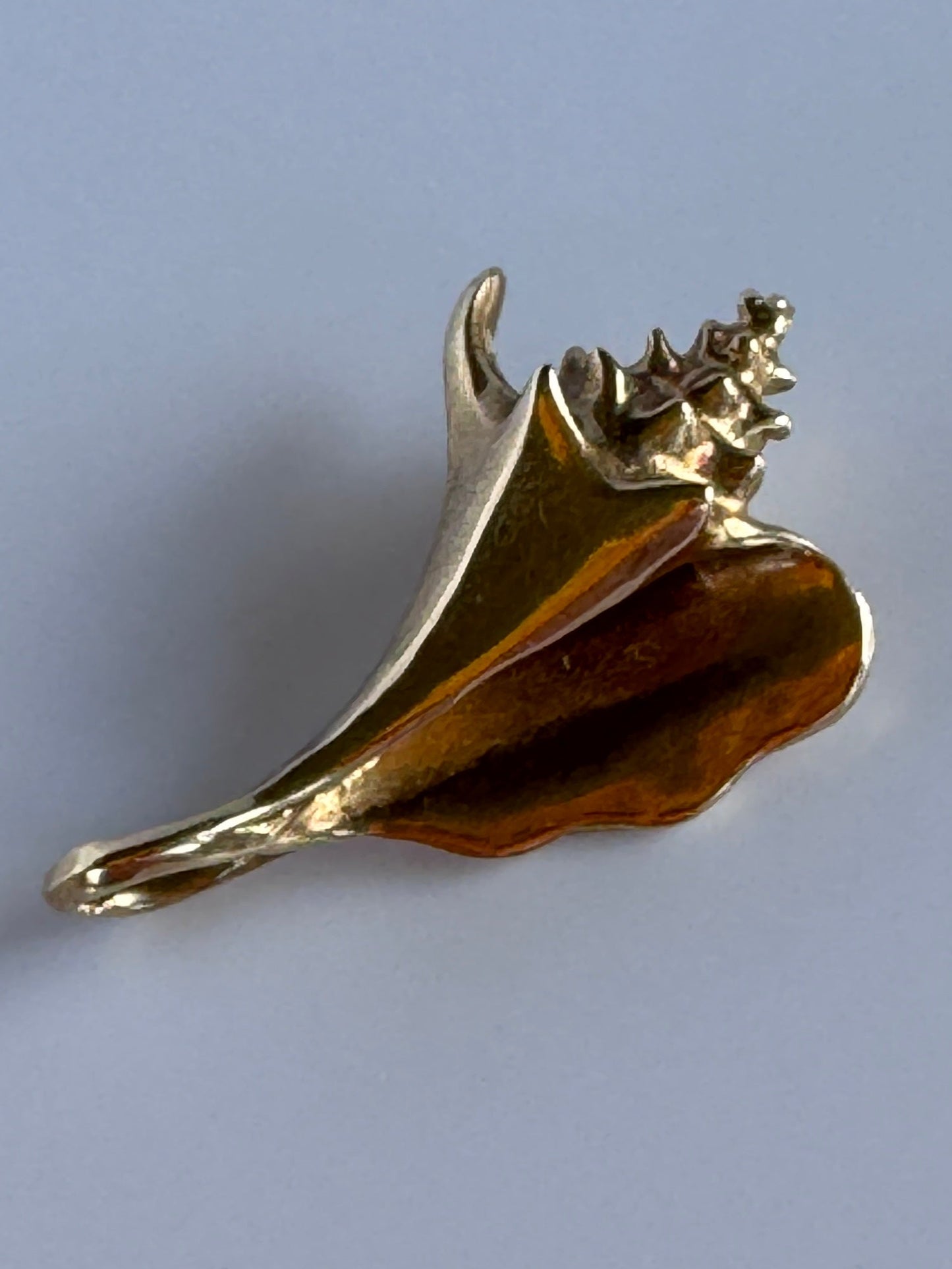 Vintage 14k gold three-dimensional conch shell pendant with realistic spiral detailing, 3.19 grams estate jewelry