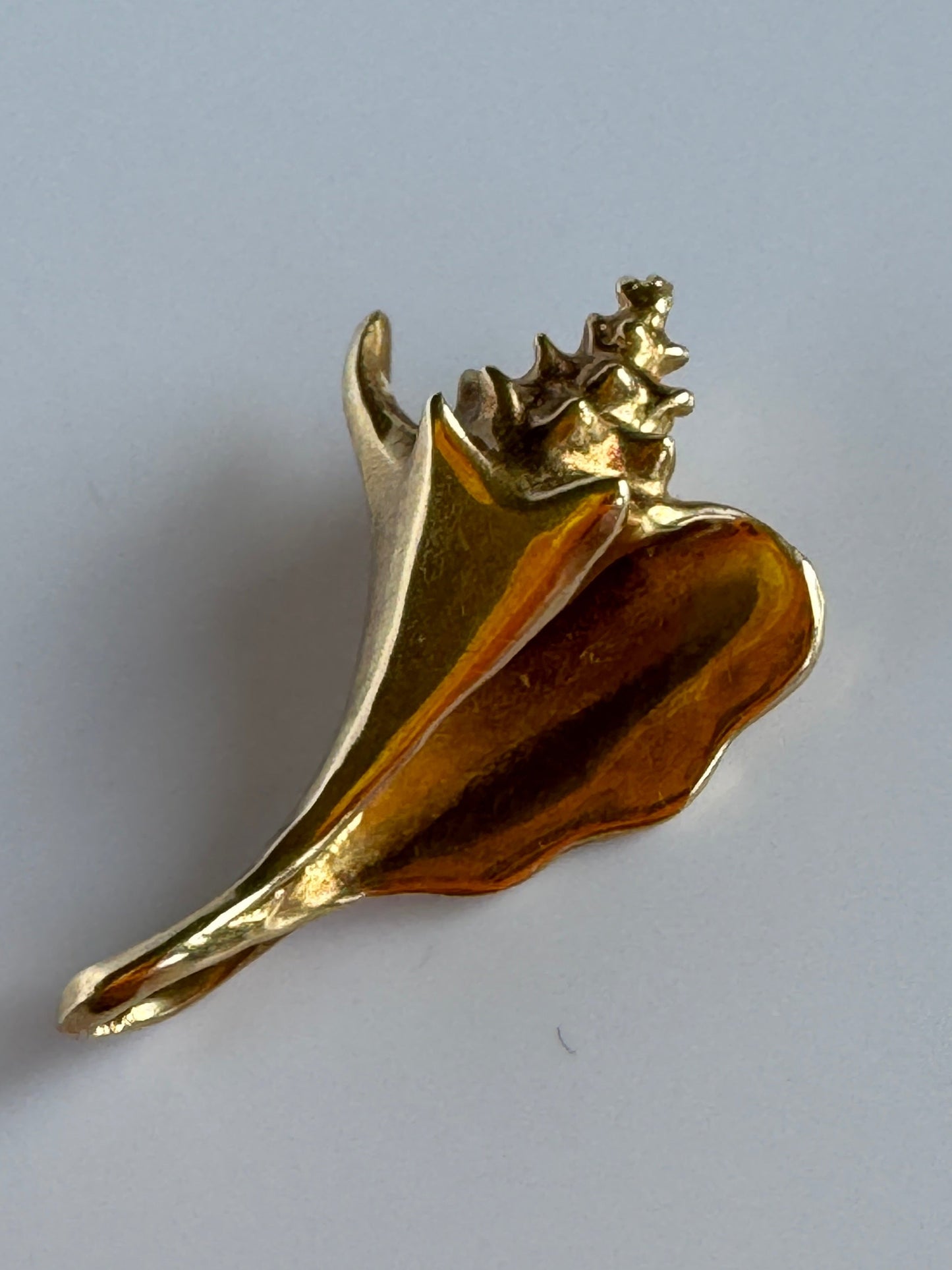 Vintage 14k gold three-dimensional conch shell pendant with realistic spiral detailing, 3.19 grams estate jewelry