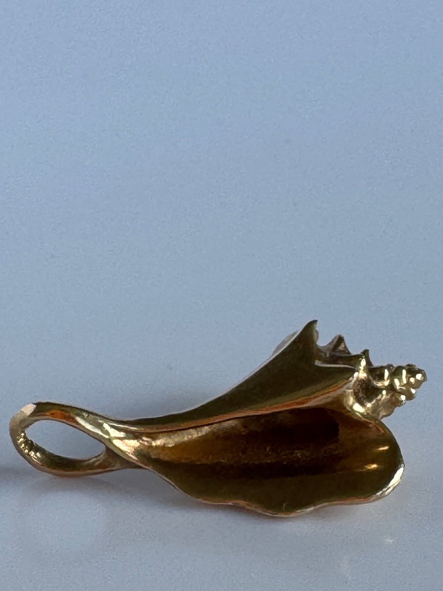 Vintage 14k gold three-dimensional conch shell pendant with realistic spiral detailing, 3.19 grams estate jewelry