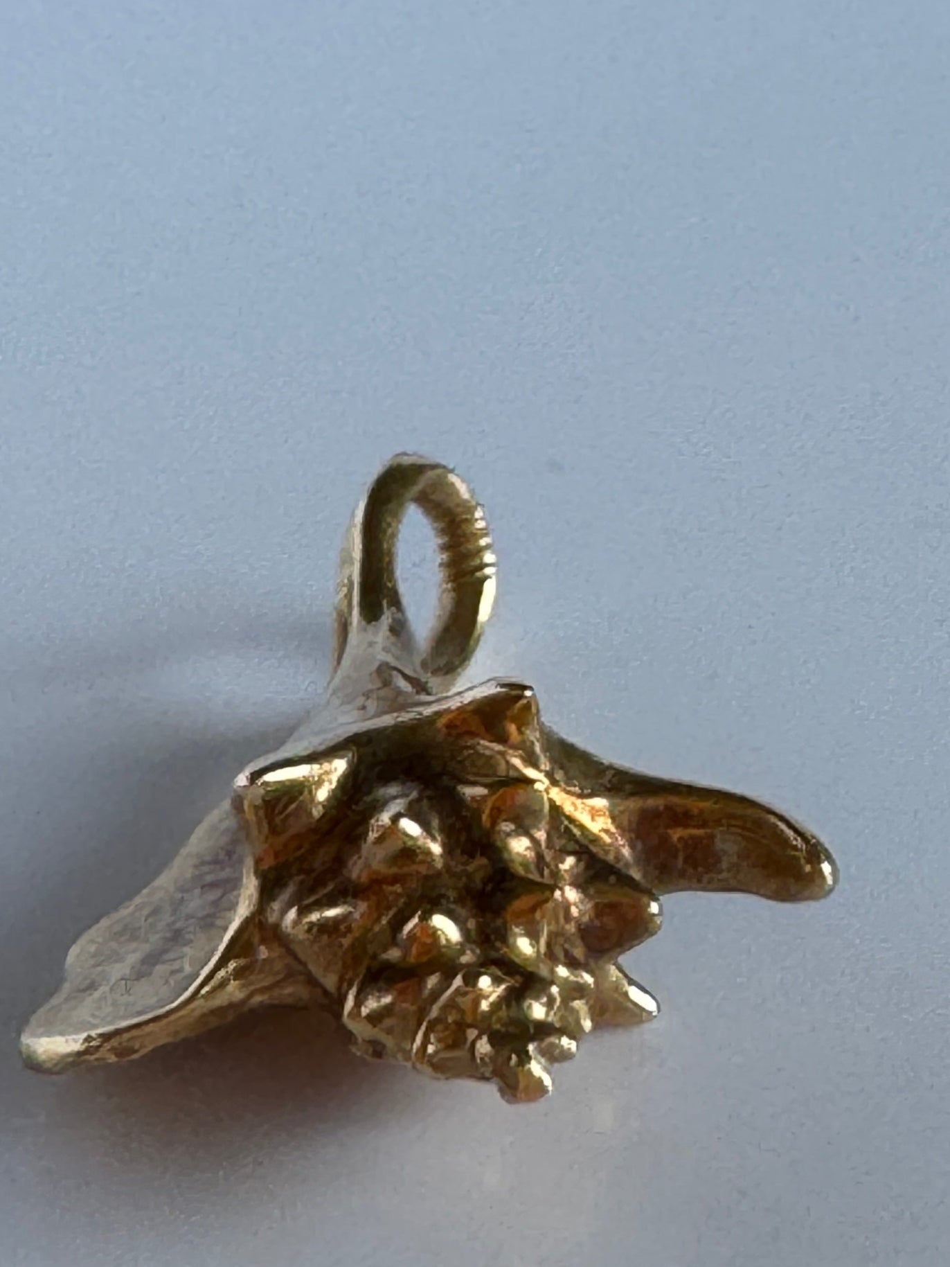 Vintage 14k gold three-dimensional conch shell pendant with realistic spiral detailing, 3.19 grams estate jewelry