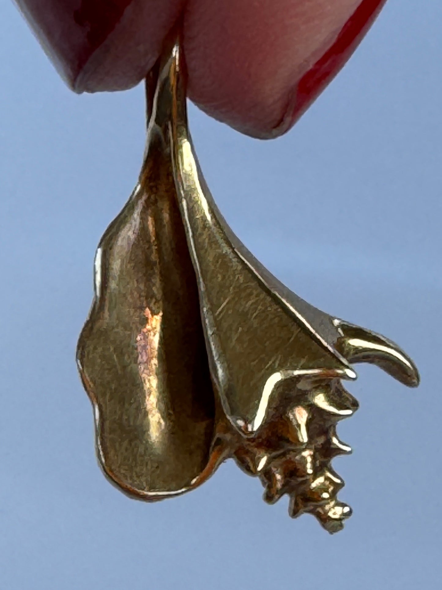 Vintage 14k gold three-dimensional conch shell pendant with realistic spiral detailing, 3.19 grams estate jewelry