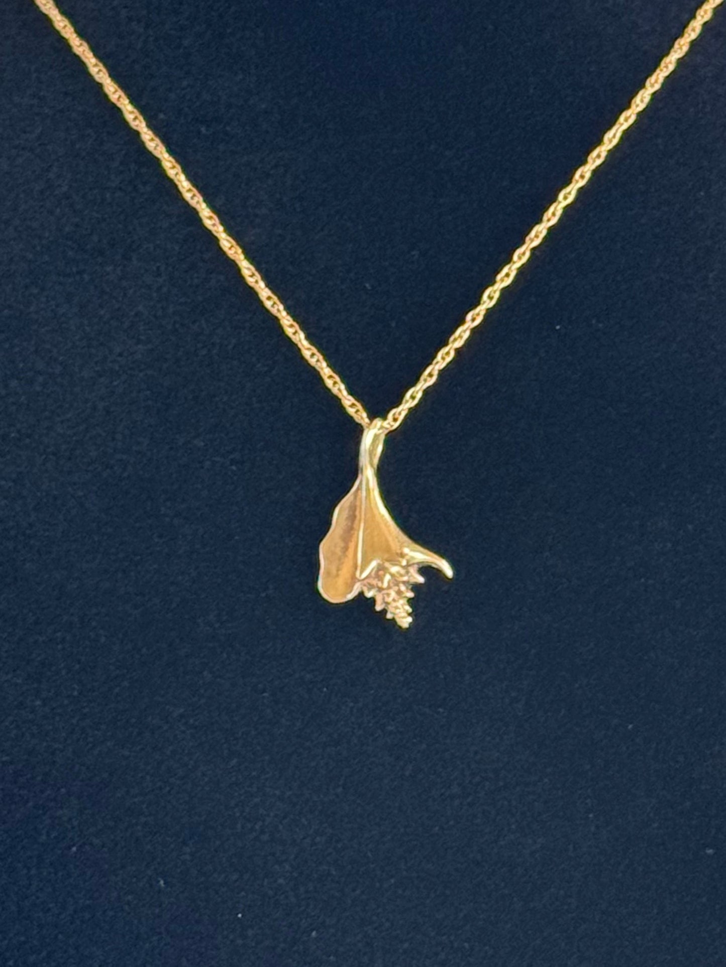 Vintage 14k gold three-dimensional conch shell pendant with realistic spiral detailing, 3.19 grams estate jewelry