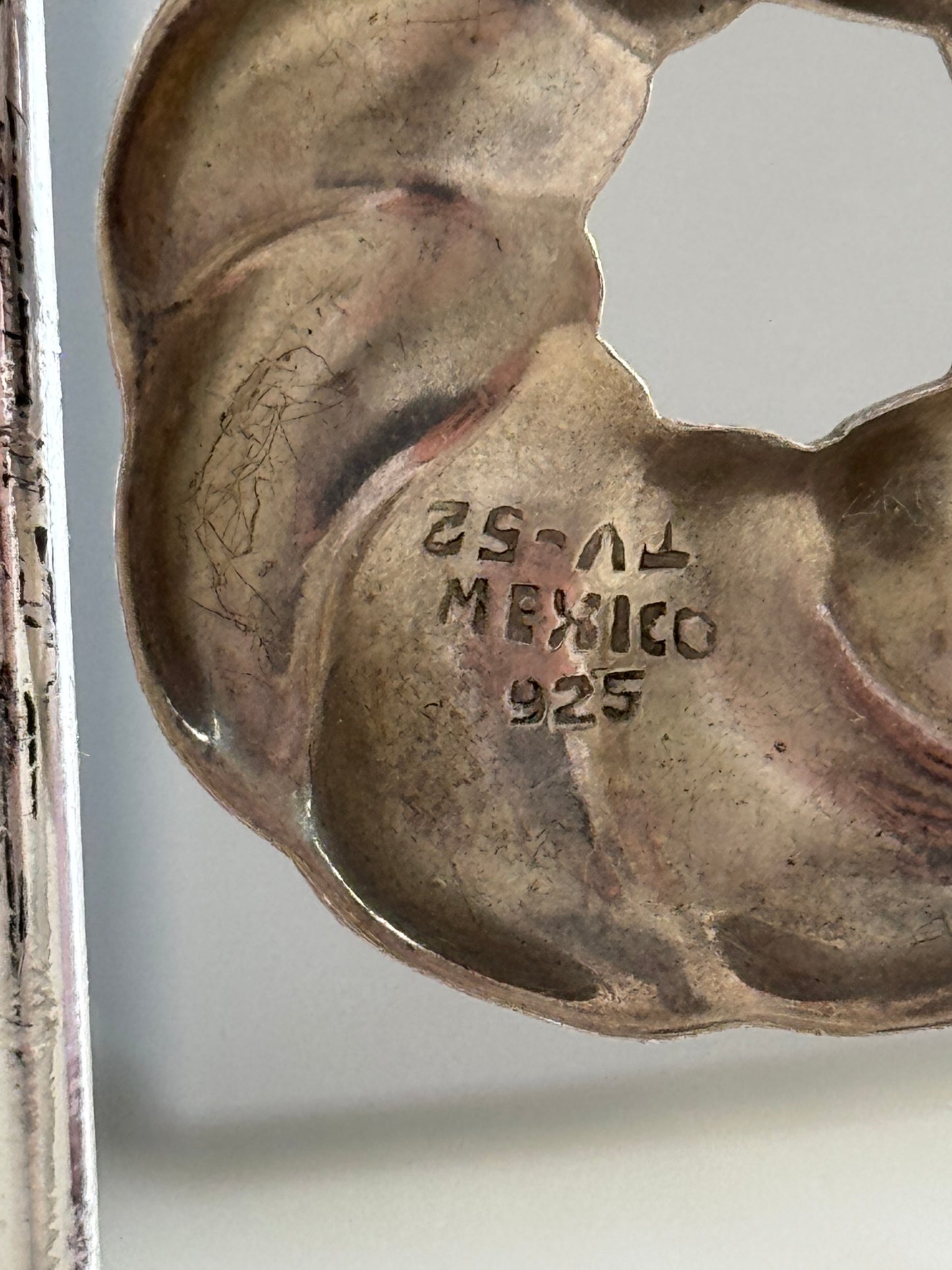 Estate Vintage Mexican Sterling Silver Bow Shrimp Hoop Earrings TV-52 Marked 925 Mexico