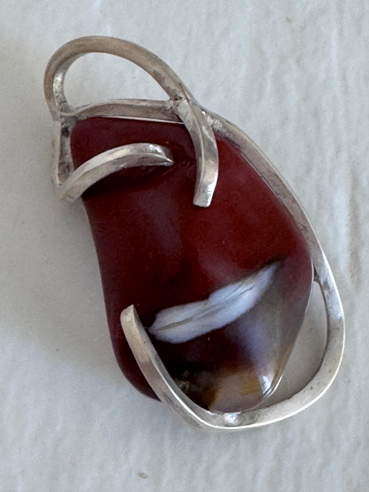 Estate vintage brutalist sterling silver brooch pin pendant with carnelian agate stone in abstract modernist design, dual-purpose jewelry measuring 61mm wide