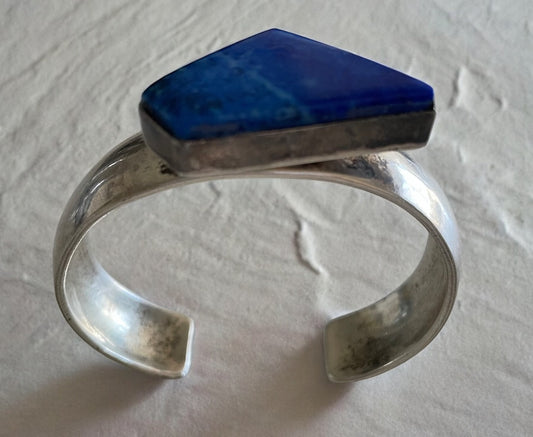 Paul Livingston sterling silver cuff bracelet with lapis lazuli stone in contemporary geometric setting