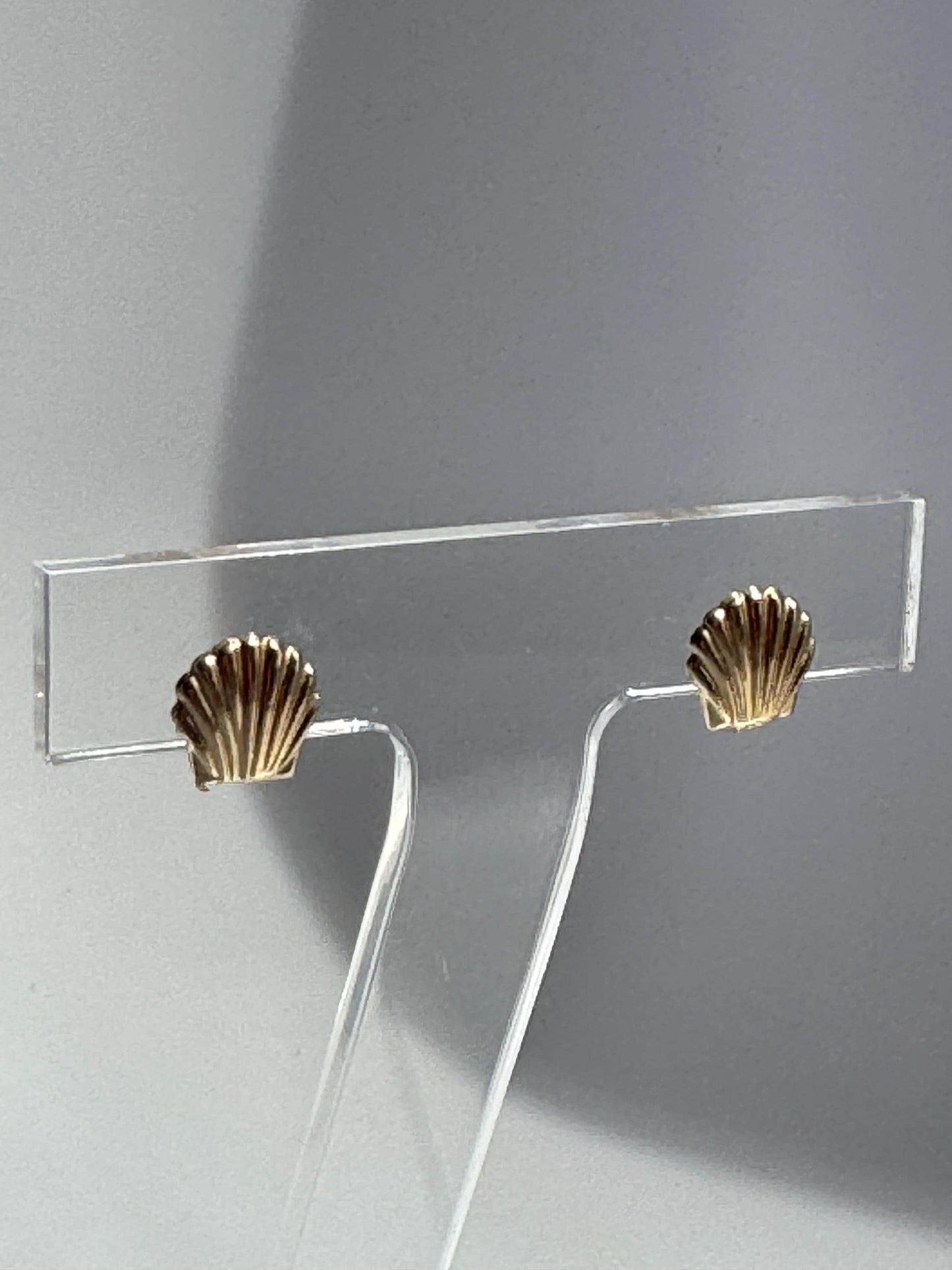 Vintage 14k Seashell Stud Earrings
