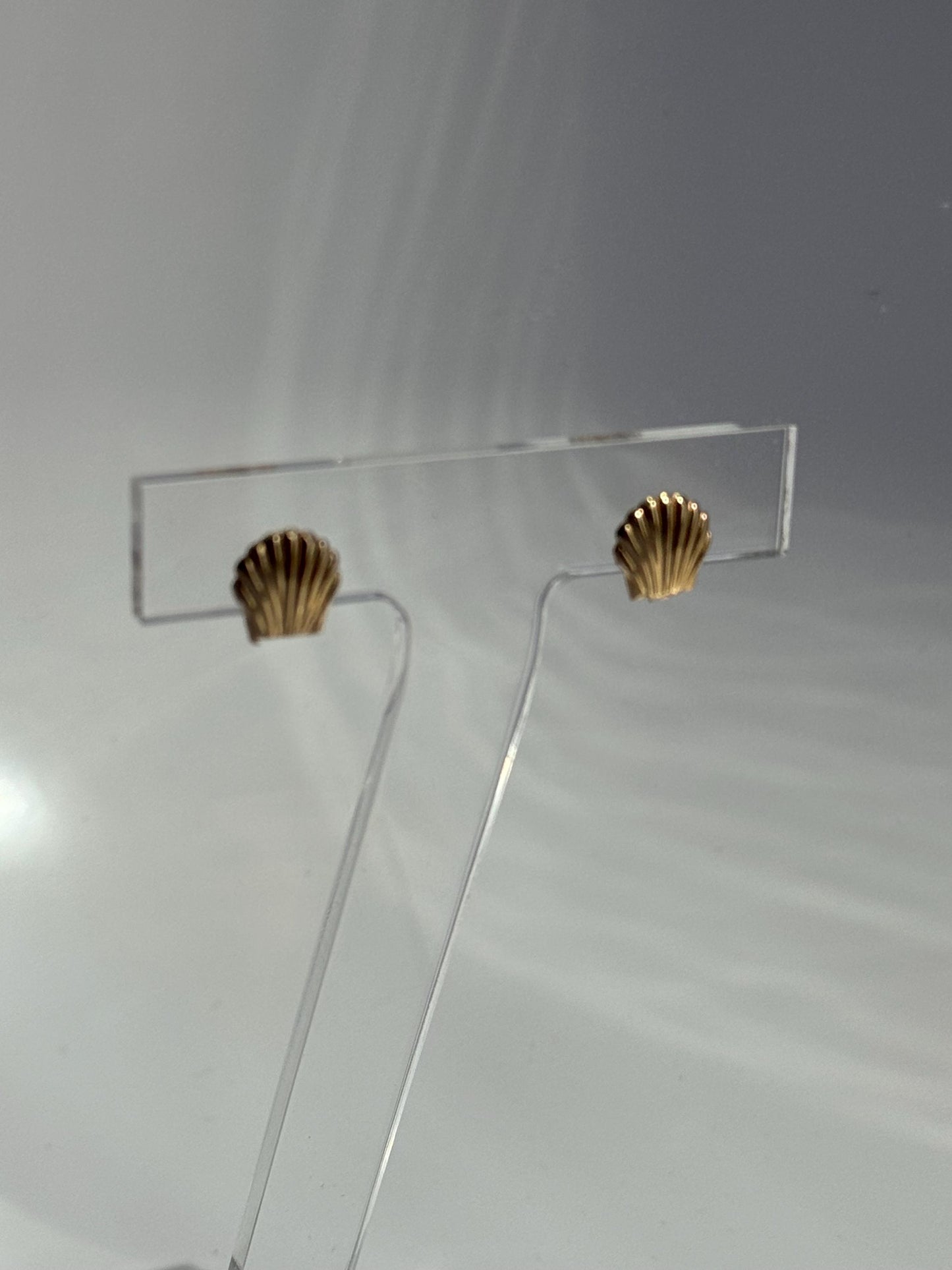 Vintage 14k Seashell Stud Earrings