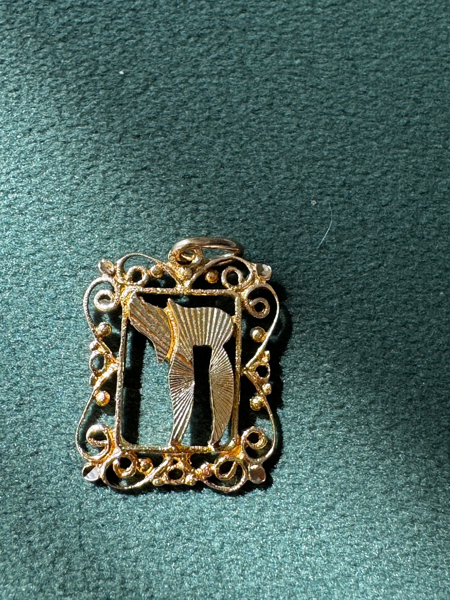 Estate 14K Yellow Gold Filigree Chai Pendant Scrollwork Frame Hebrew Life Symbol Judaica Fine Jewelry