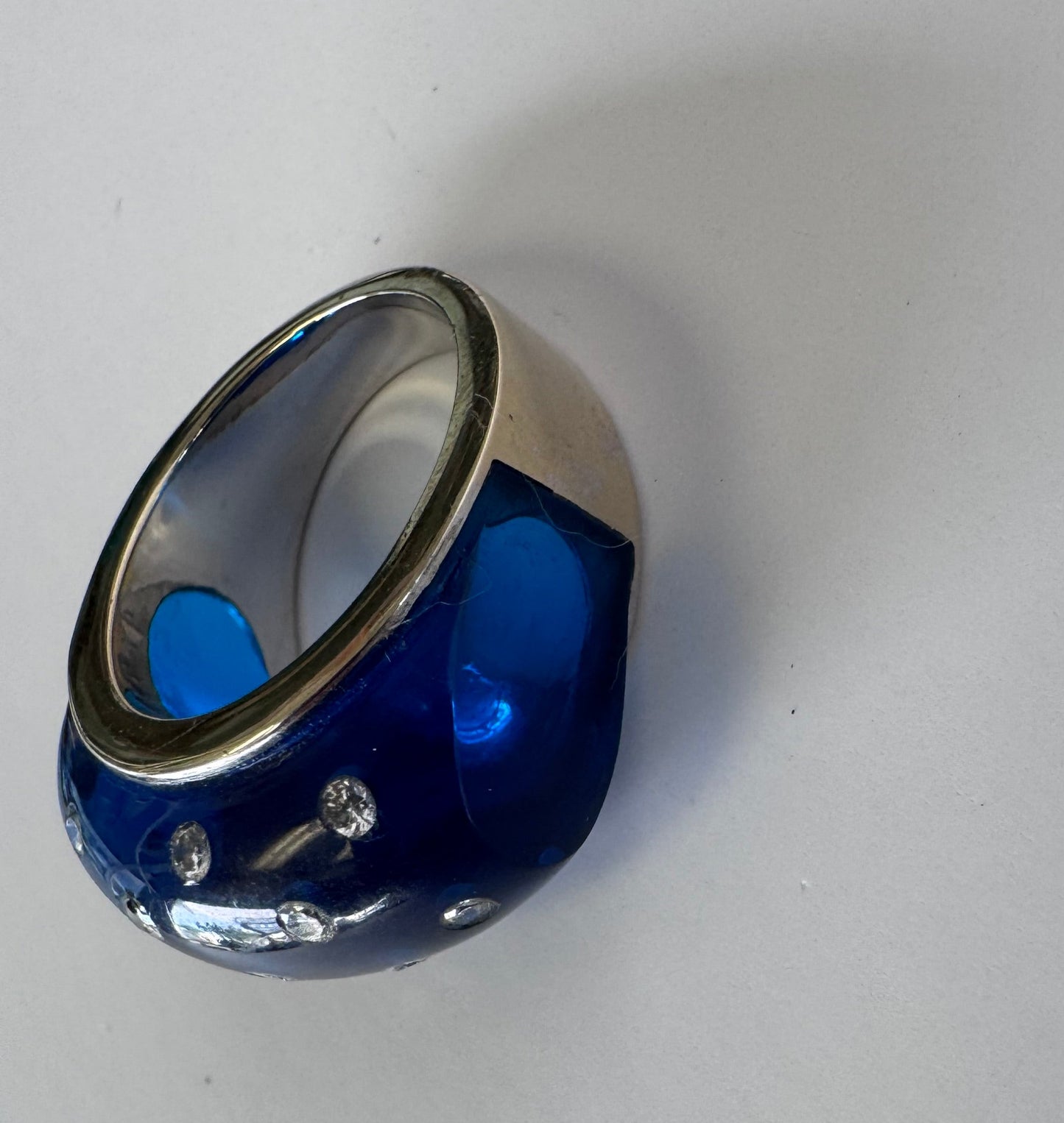 Contemporary 18K white gold diamond resin band ring blue modern design scattered diamonds size 7.5