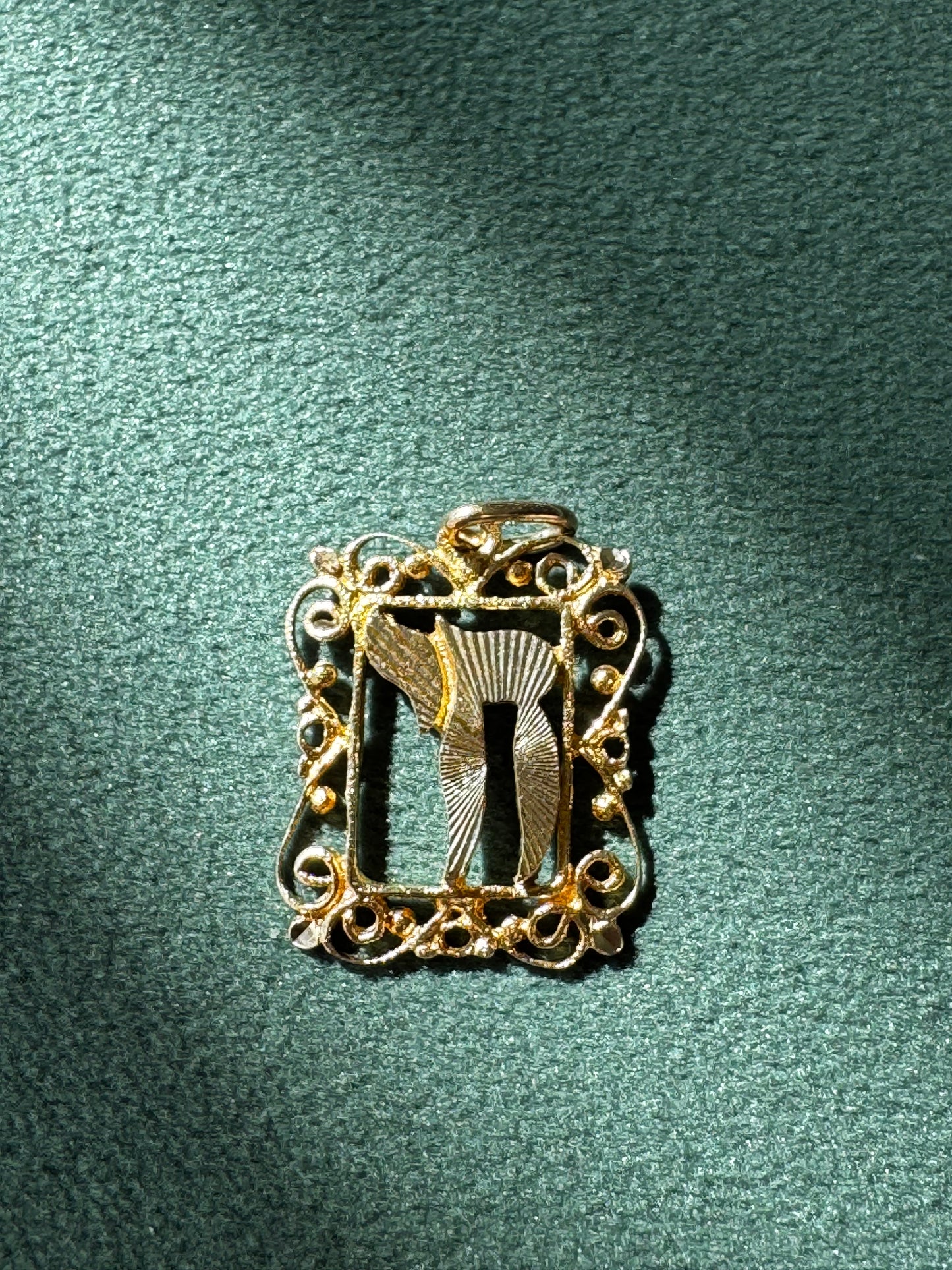 Estate 14K Yellow Gold Filigree Chai Pendant Scrollwork Frame Hebrew Life Symbol Judaica Fine Jewelry