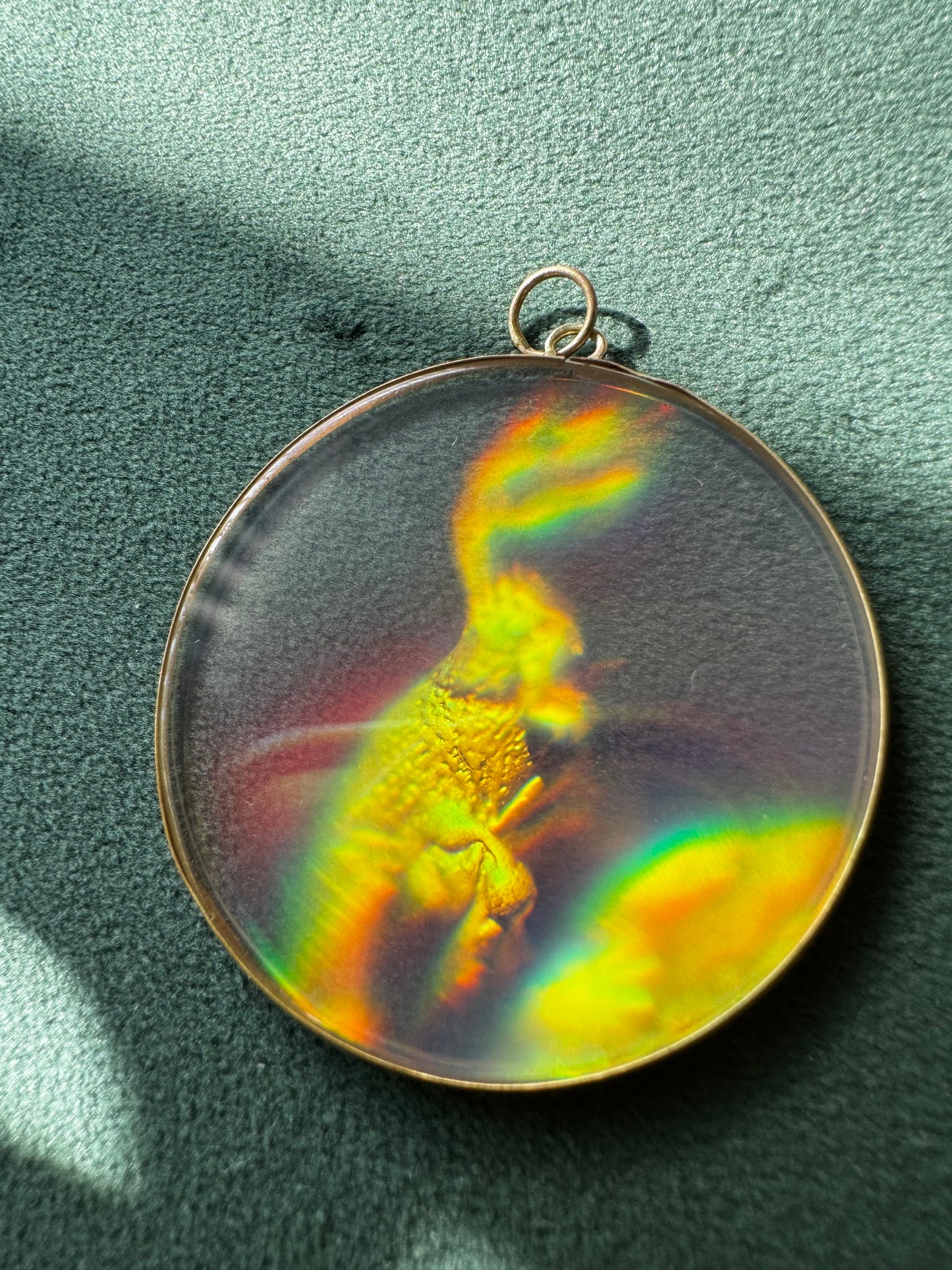Vintage Dinosaur Hologram Pendant in 9ct Gold