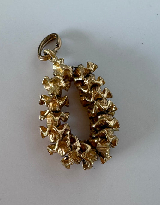 1940s Hawaiian lei charm in 14K gold with articulated flower elements, tiki era vintage jewelry