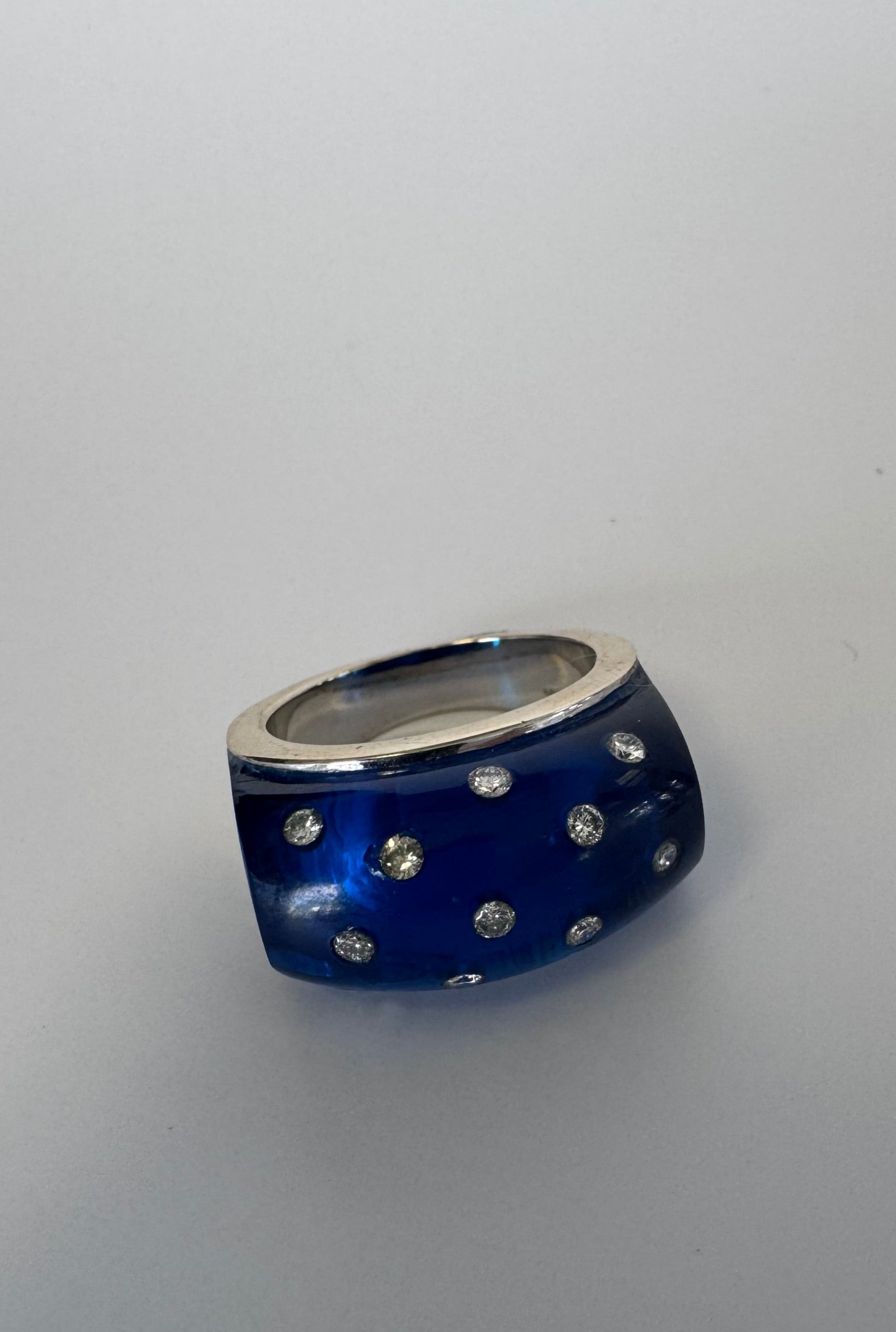 Contemporary 18K white gold diamond resin band ring blue modern design scattered diamonds size 7.5