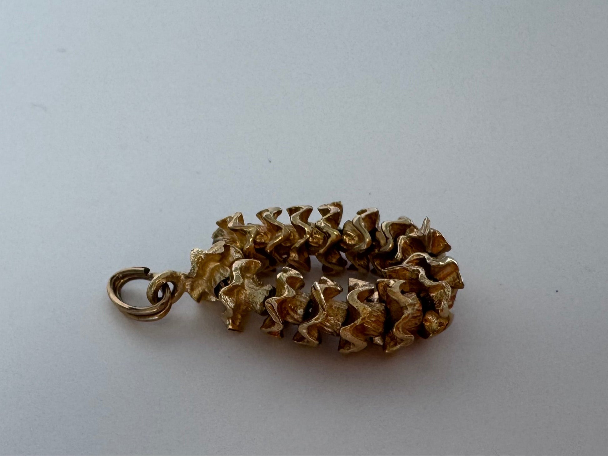 1940s Hawaiian lei charm in 14K gold with articulated flower elements, tiki era vintage jewelry