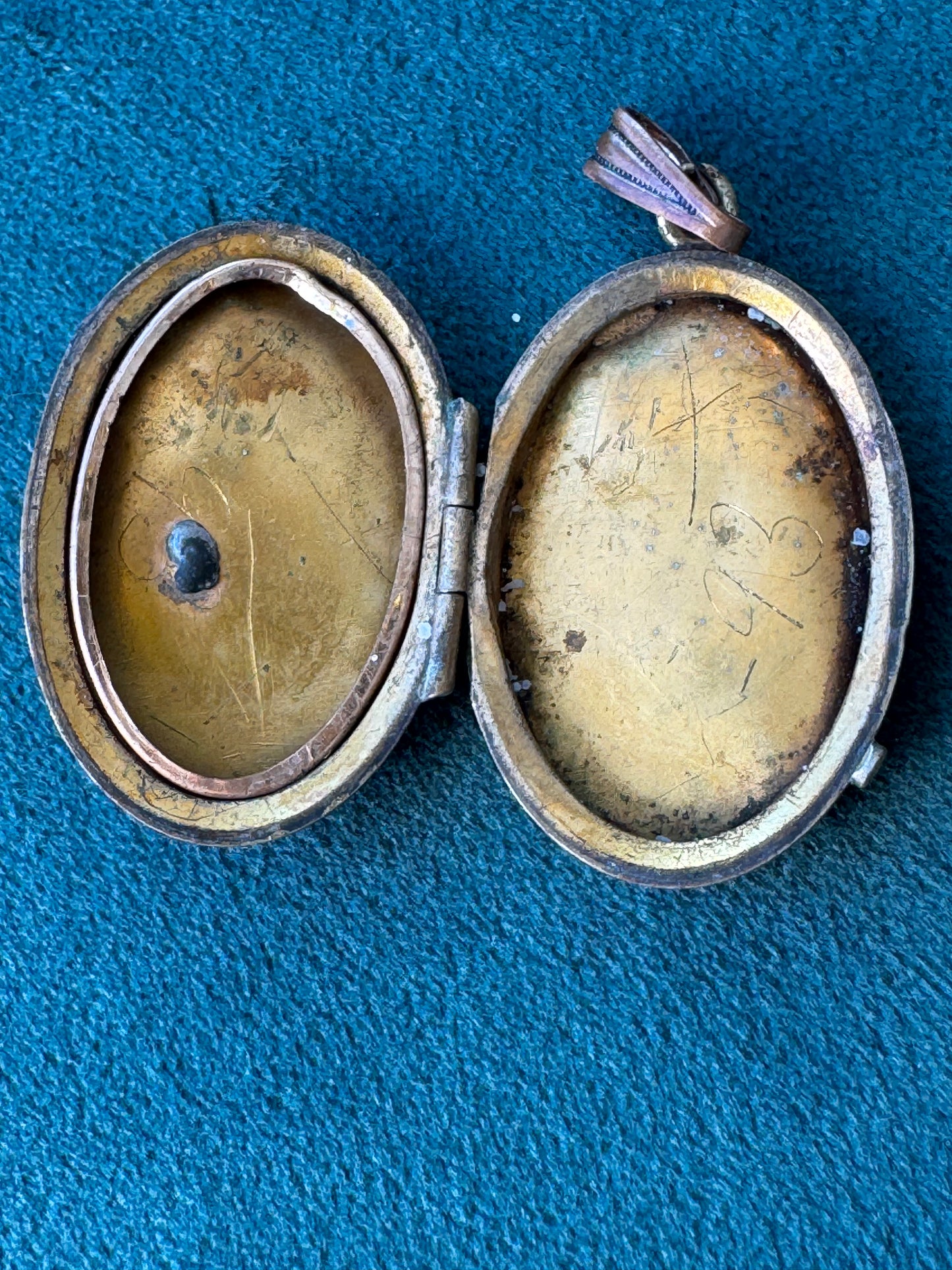 Antique Victorian rolled gold locket with engraved flower vase, multicolored gold, oval shape
