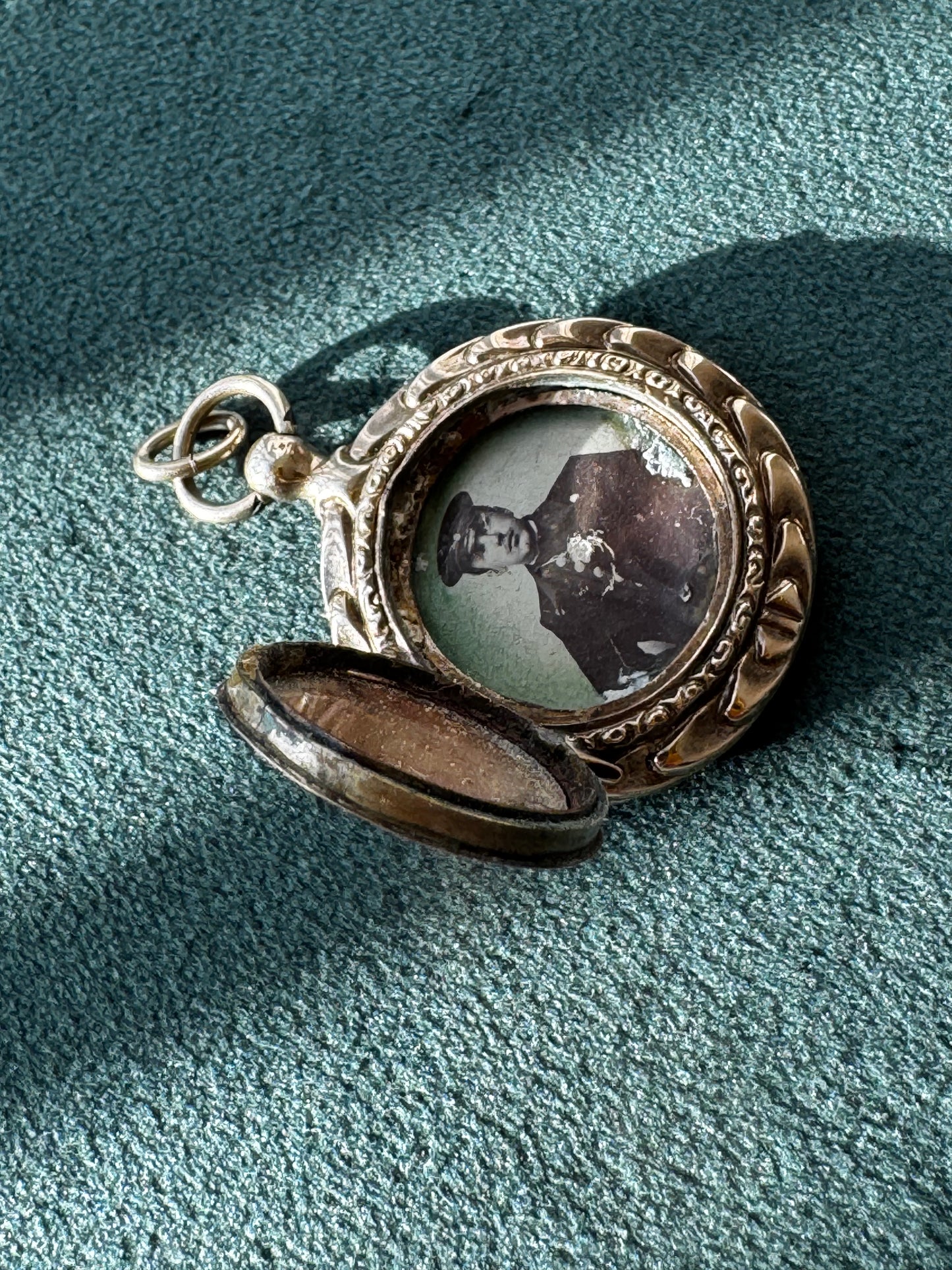 Antique 14K Yellow Gold Engine-Turned Edwardian Locket with Vintage Photo
