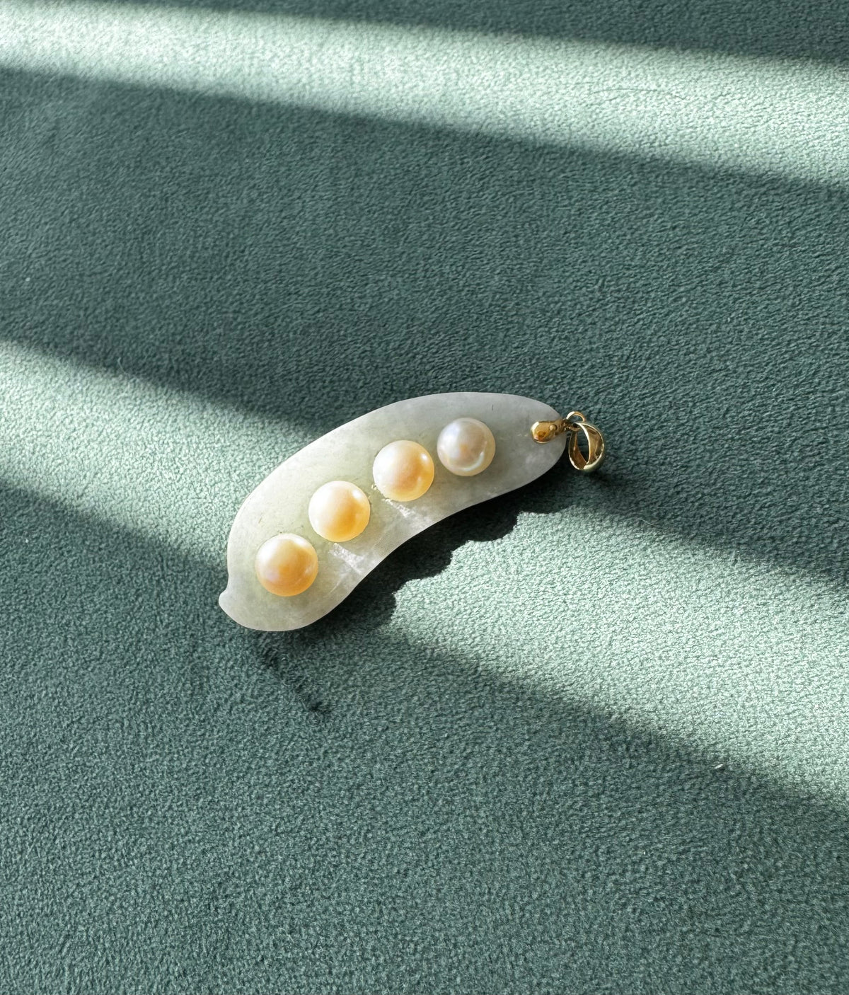 Vintage White Jade Pea Pod Pendant Four Cultured Pearls 14K Gold Bail Four Peas in a Pod Mother and Sibling Gift