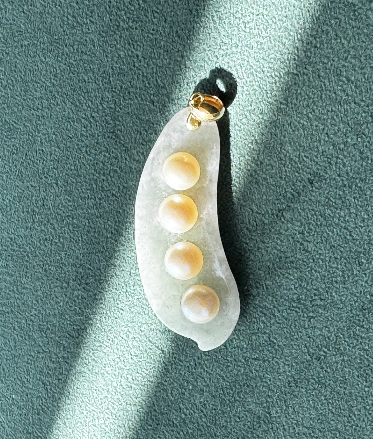 Vintage White Jade Pea Pod Pendant Four Cultured Pearls 14K Gold Bail Four Peas in a Pod Mother and Sibling Gift