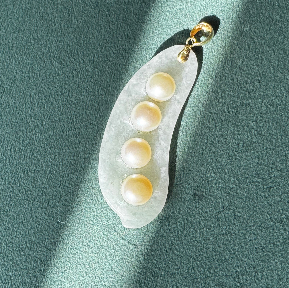 Vintage White Jade Pea Pod Pendant Four Cultured Pearls 14K Gold Bail Four Peas in a Pod Mother and Sibling Gift