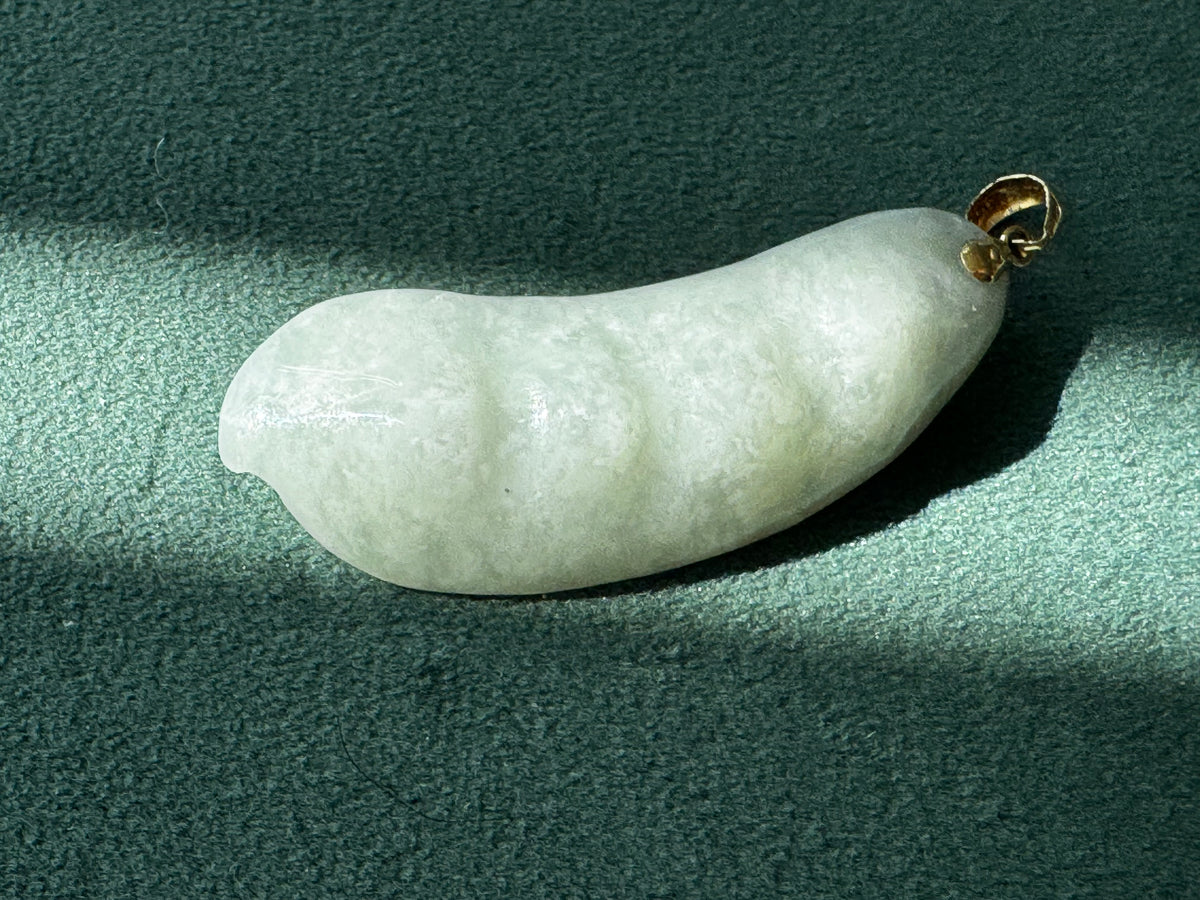 Vintage White Jade Pea Pod Pendant Four Cultured Pearls 14K Gold Bail Four Peas in a Pod Mother and Sibling Gift