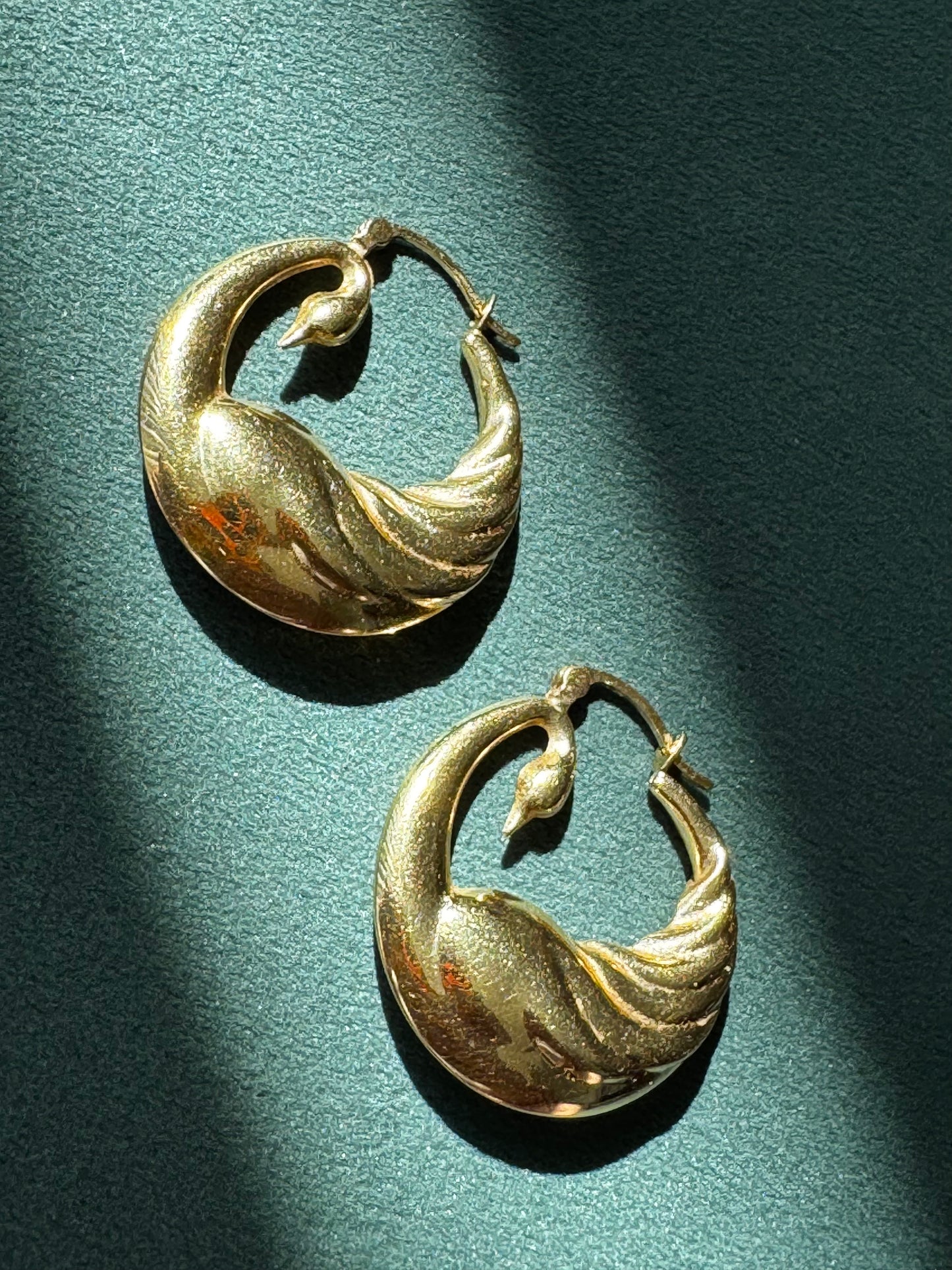 Vintage 18K Solid Yellow Gold Swan Hoop Earrings 3.5 Grams the Most Elegant Hoops You Will Ever Own