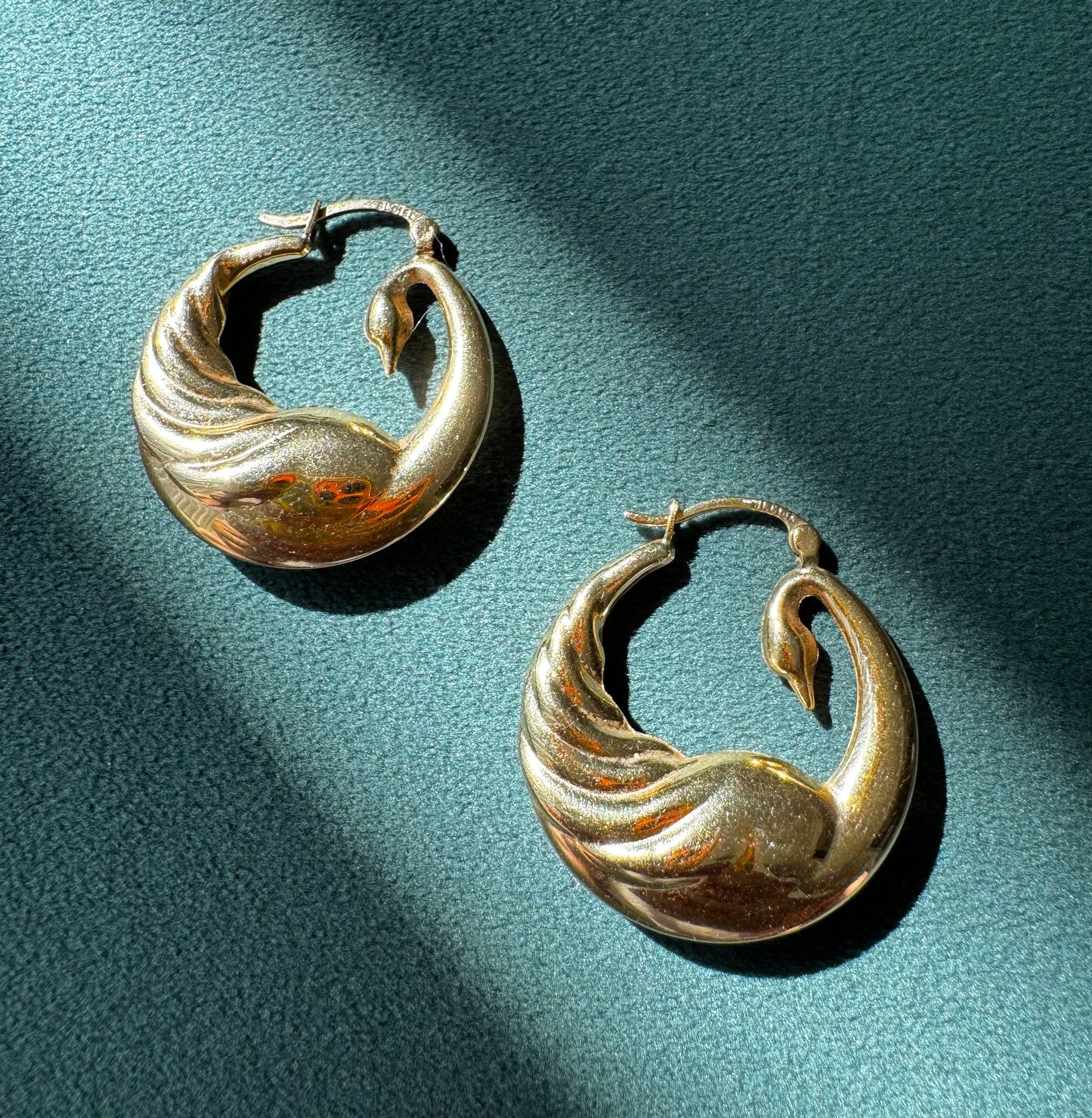 Vintage 18K Solid Yellow Gold Swan Hoop Earrings 3.5 Grams the Most Elegant Hoops You Will Ever Own