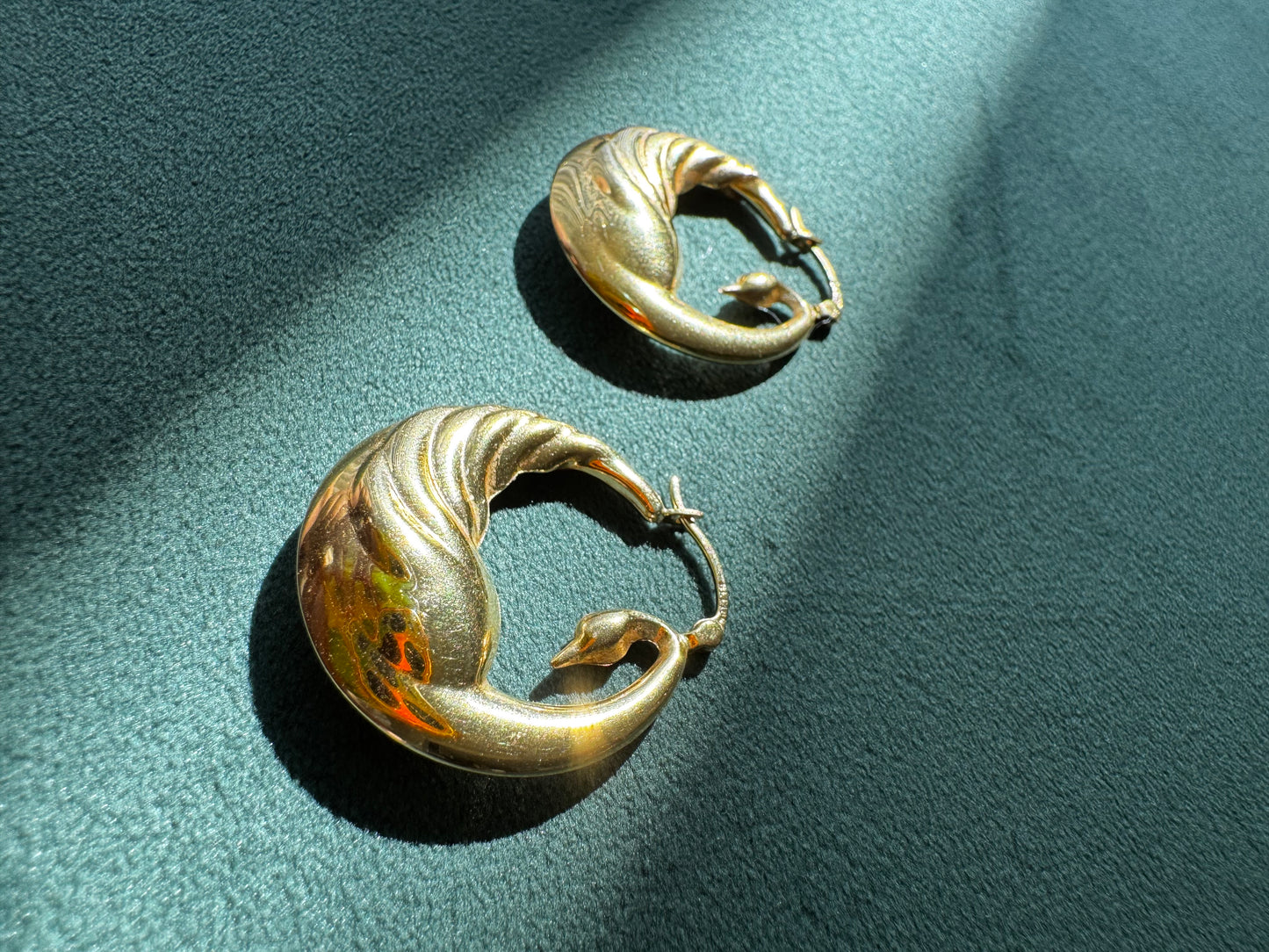 Vintage 18K Solid Yellow Gold Swan Hoop Earrings 3.5 Grams the Most Elegant Hoops You Will Ever Own