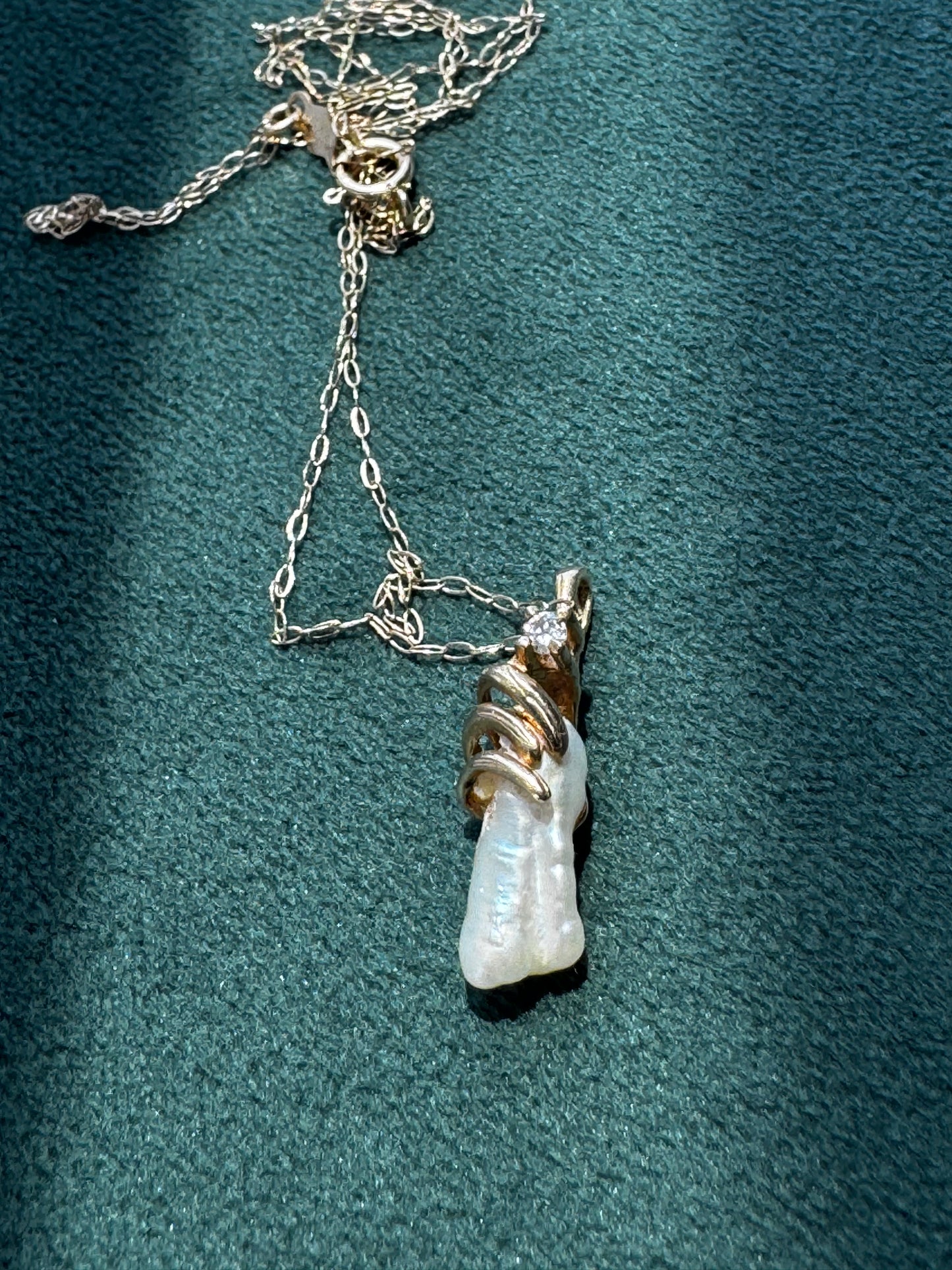 Estate 14K Gold Freshwater Baroque Pearl Diamond Accent Pendant Necklace Modernist Claw Setting