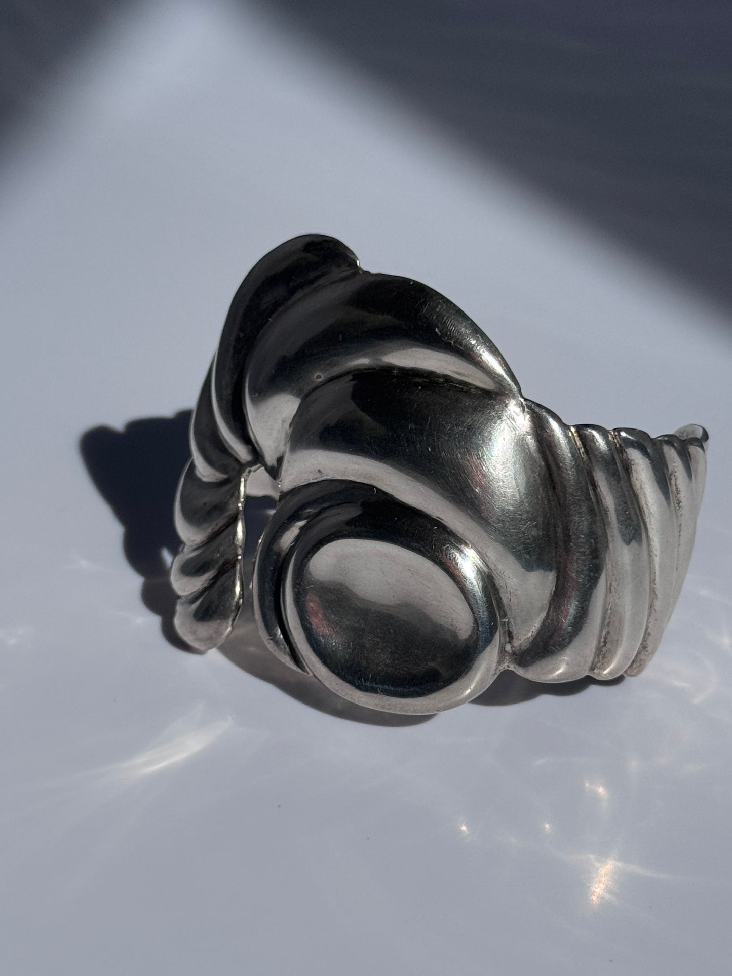 Estate vintage Los Ballesteros sterling silver abstract conch shell cuff bracelet from Taxco Mexico with sculptural modernist design