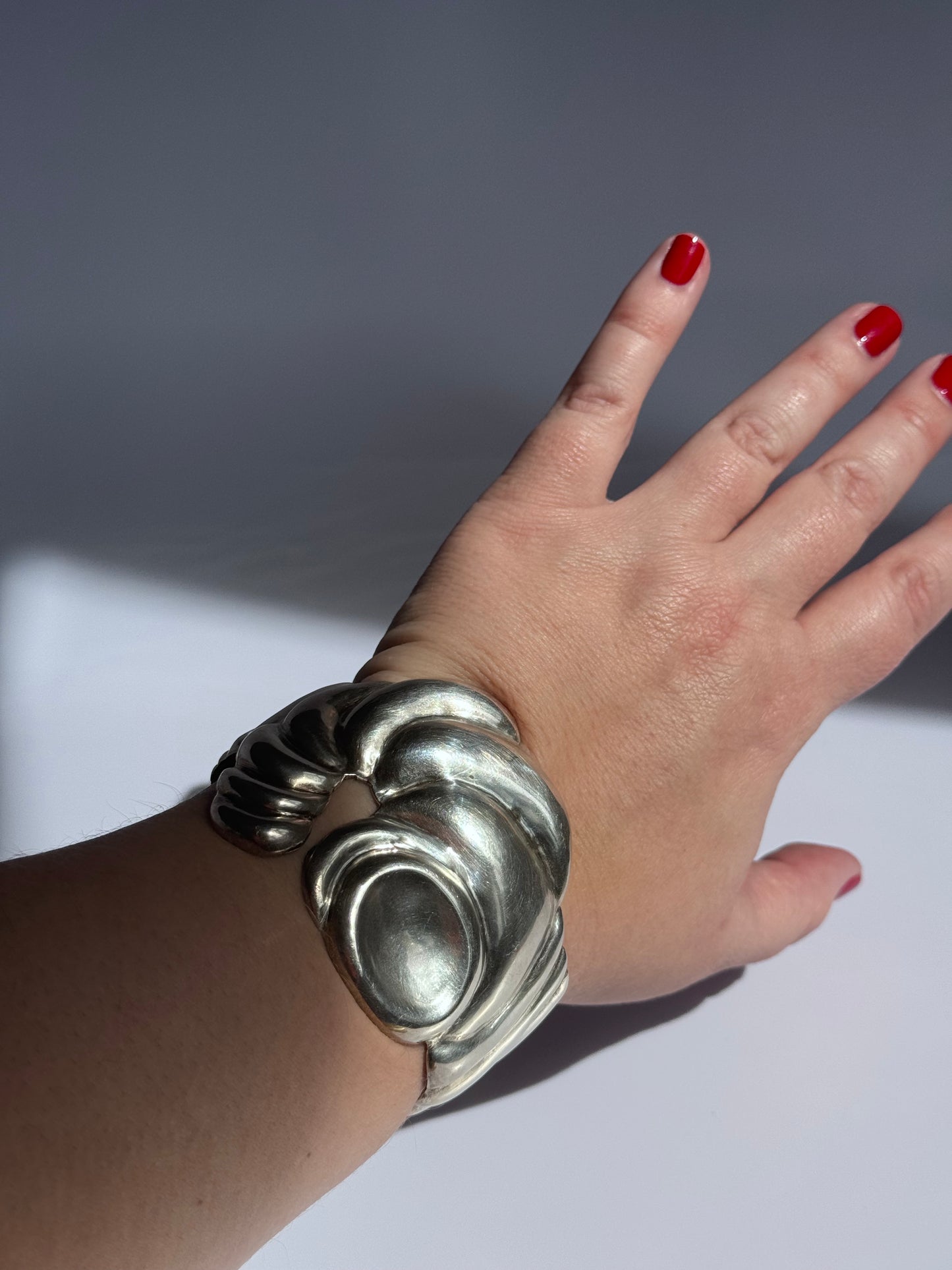 Estate vintage Los Ballesteros sterling silver abstract conch shell cuff bracelet from Taxco Mexico with sculptural modernist design