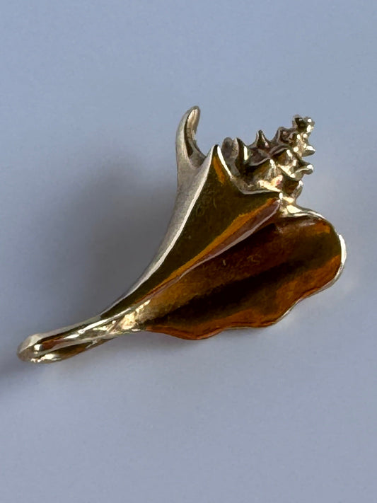 Vintage 14k gold three-dimensional conch shell pendant with realistic spiral detailing, 3.19 grams estate jewelry