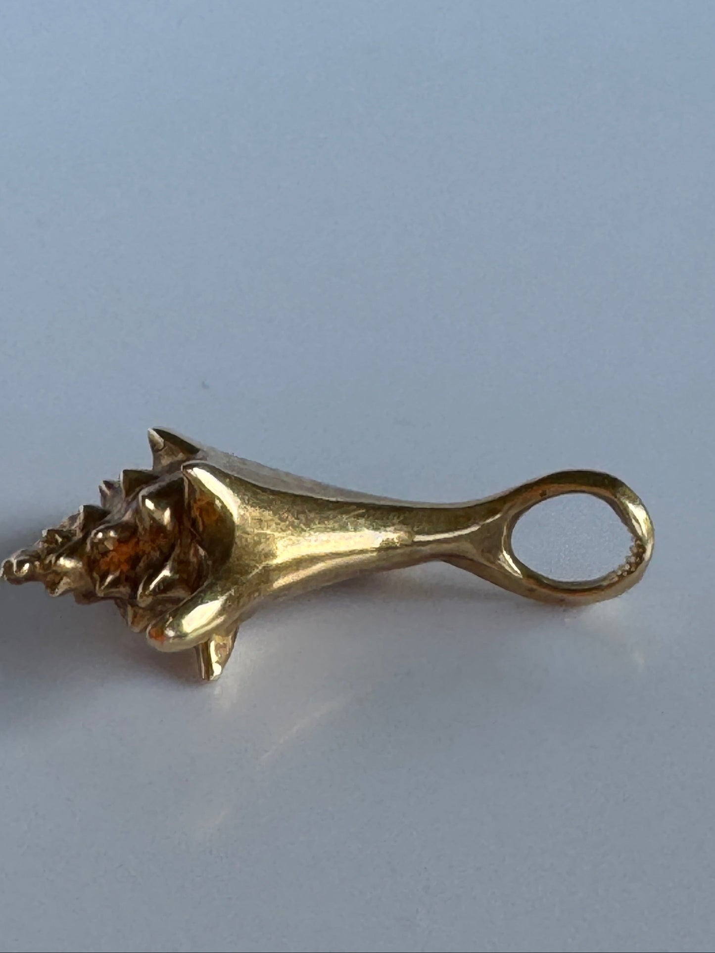Vintage 14k gold three-dimensional conch shell pendant with realistic spiral detailing, 3.19 grams estate jewelry