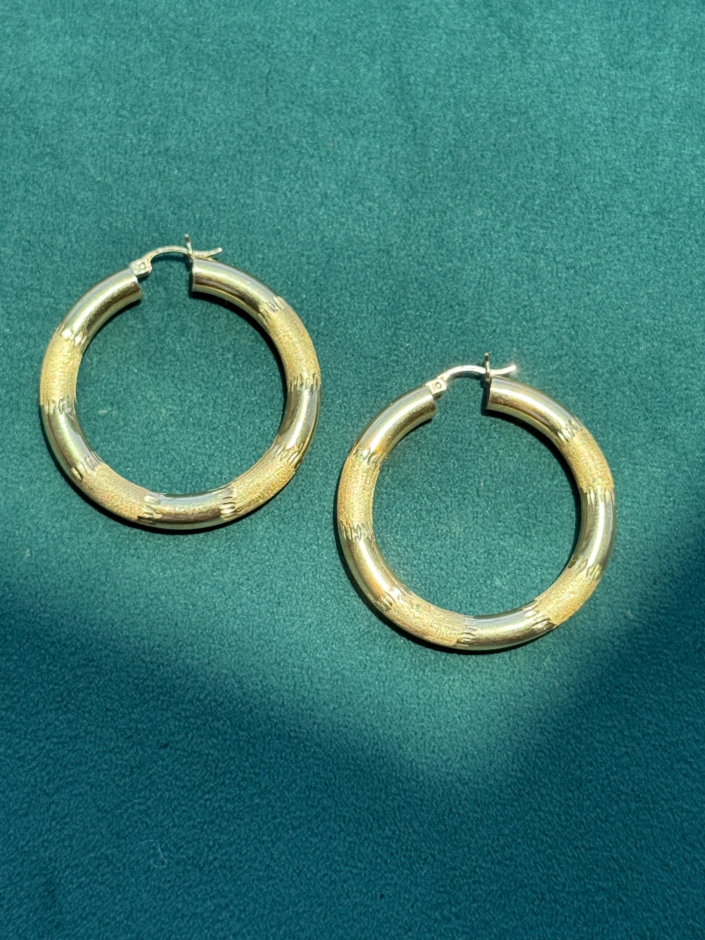 Estate Vintage Y2K 14K Yellow Gold Diamond Cut Laser Etched Polished Tube Hoop Earrings 1.25 Inch Latch Closure