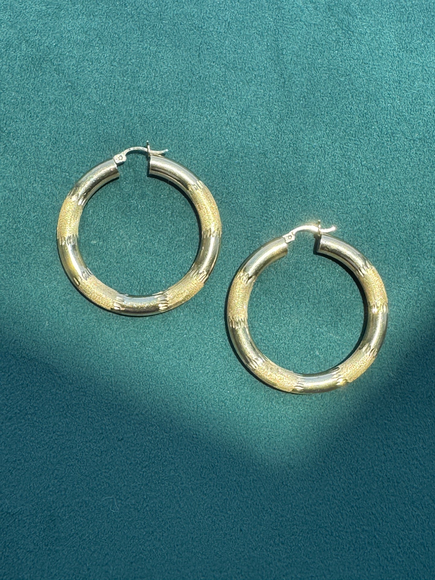 Estate Vintage Y2K 14K Yellow Gold Diamond Cut Laser Etched Polished Tube Hoop Earrings 1.25 Inch Latch Closure