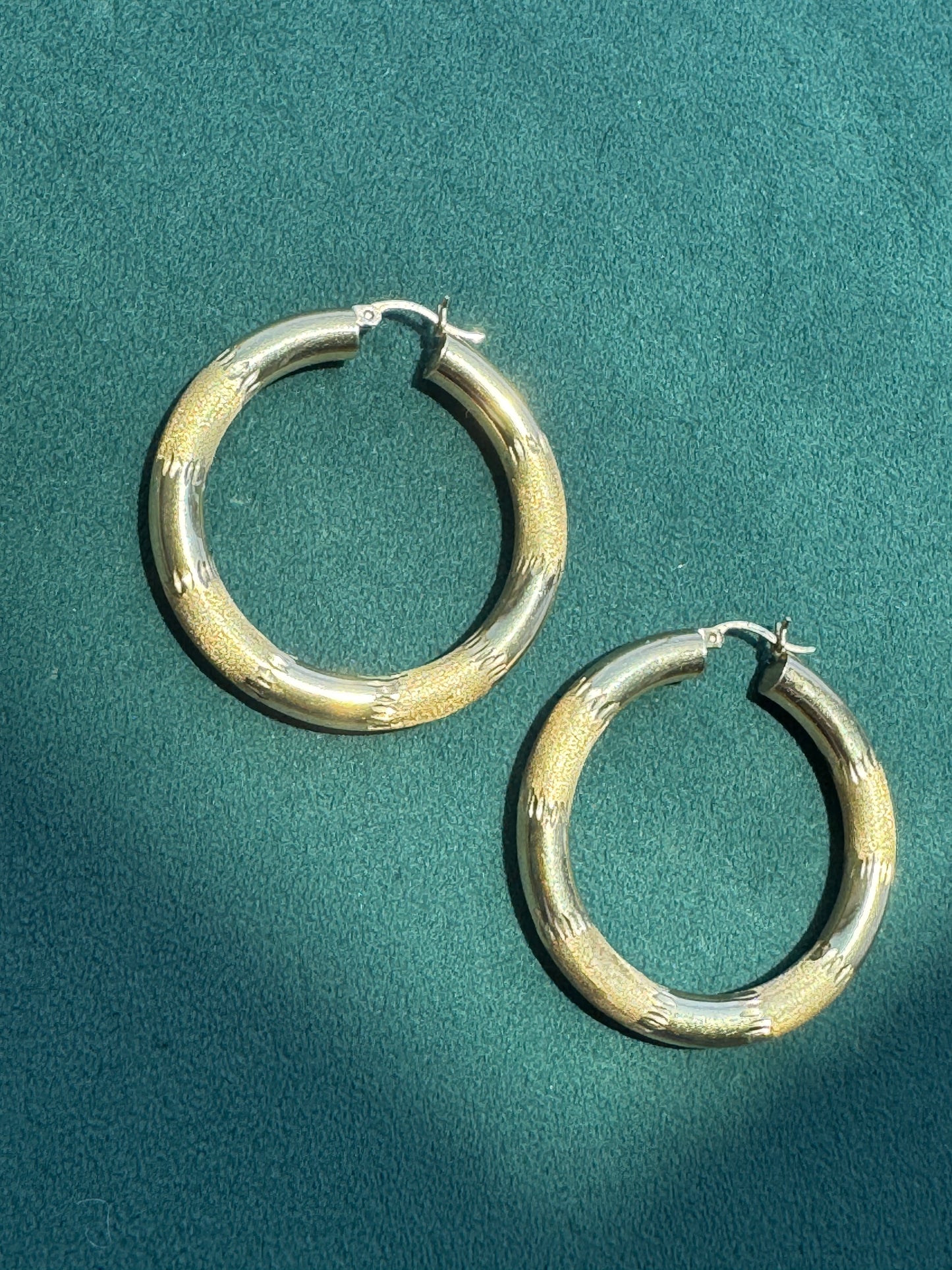Estate Vintage Y2K 14K Yellow Gold Diamond Cut Laser Etched Polished Tube Hoop Earrings 1.25 Inch Latch Closure