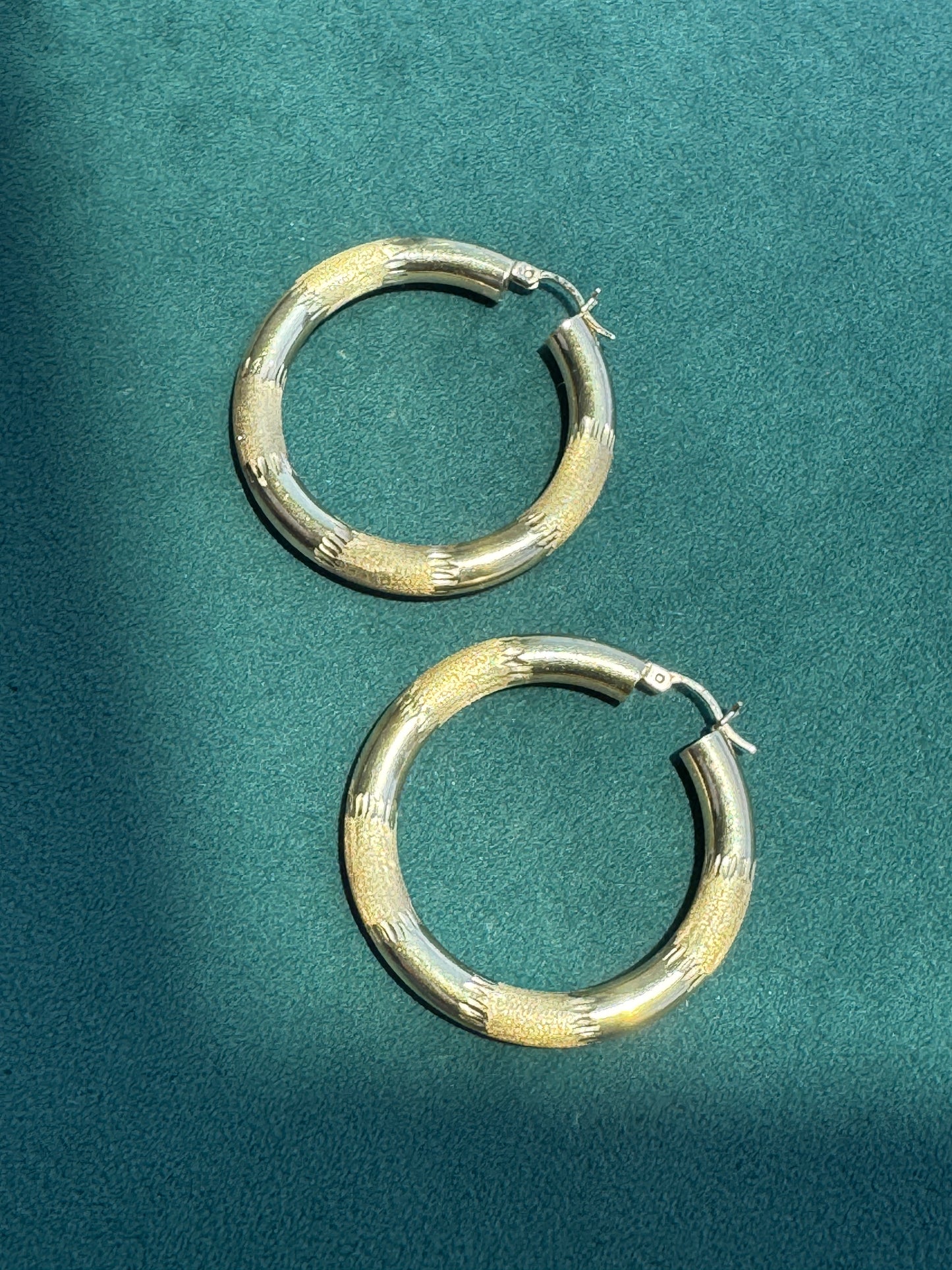 Estate Vintage Y2K 14K Yellow Gold Diamond Cut Laser Etched Polished Tube Hoop Earrings 1.25 Inch Latch Closure
