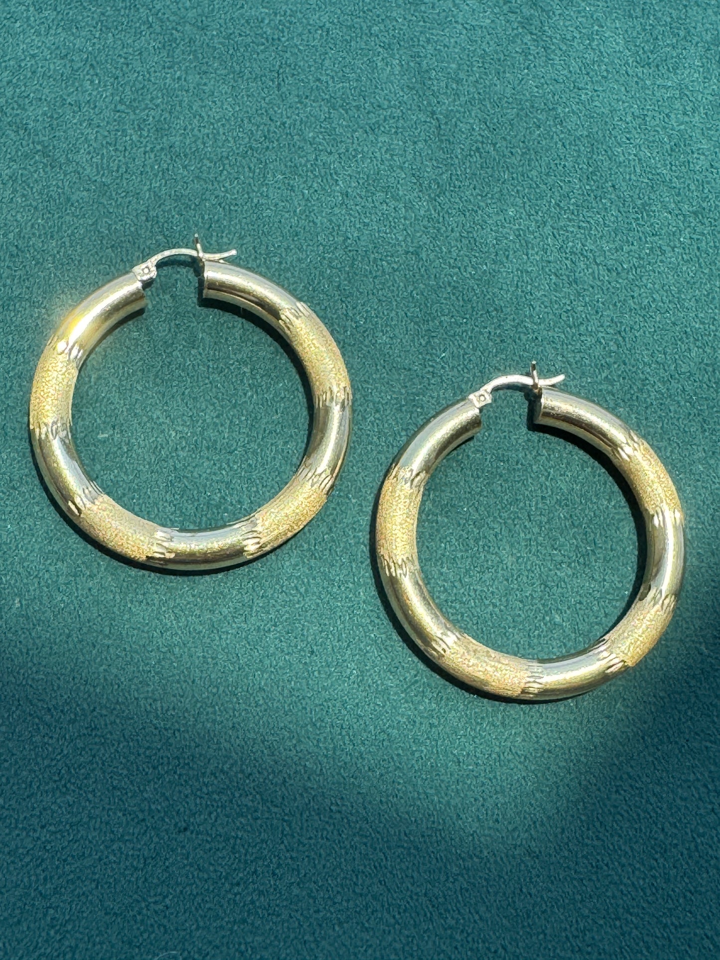 Estate Vintage Y2K 14K Yellow Gold Diamond Cut Laser Etched Polished Tube Hoop Earrings 1.25 Inch Latch Closure