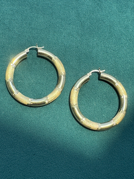 Estate Vintage Y2K 14K Yellow Gold Diamond Cut Laser Etched Polished Tube Hoop Earrings 1.25 Inch Latch Closure
