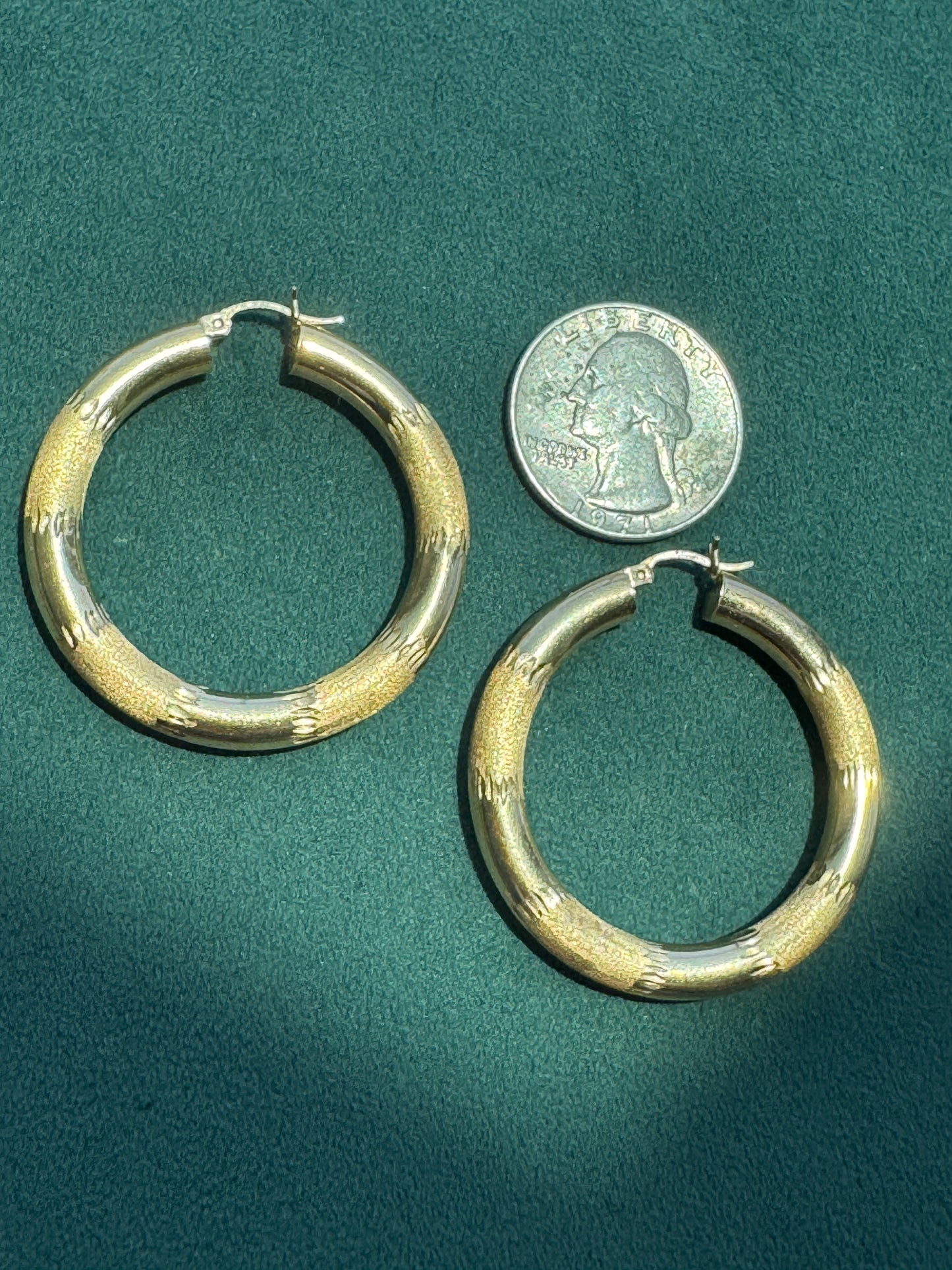 Estate Vintage Y2K 14K Yellow Gold Diamond Cut Laser Etched Polished Tube Hoop Earrings 1.25 Inch Latch Closure