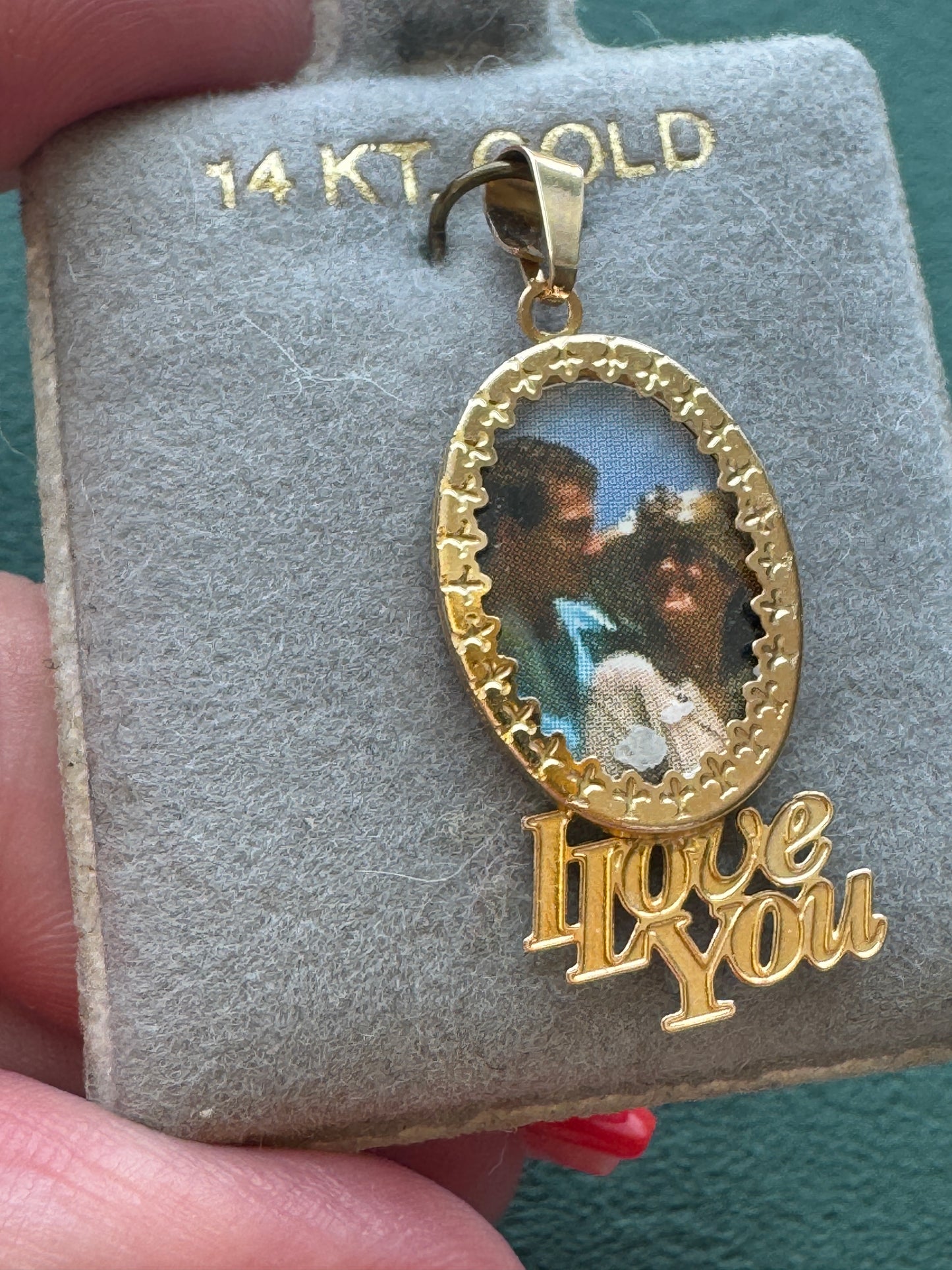Estate New Old Stock 14K Yellow Gold I Love You Romantic Couple Photo Frame Pendant Oval Scalloped Border Original Card