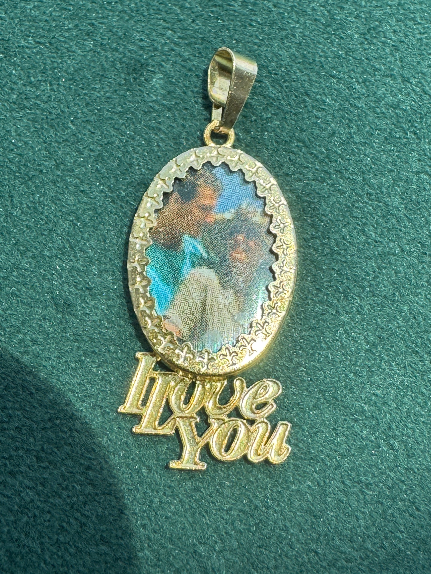 Estate New Old Stock 14K Yellow Gold I Love You Romantic Couple Photo Frame Pendant Oval Scalloped Border Original Card