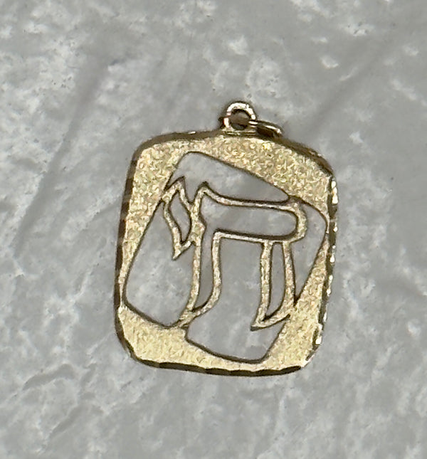 Estate Vintage 14K Gold Hebrew Chai "Life" Pendant