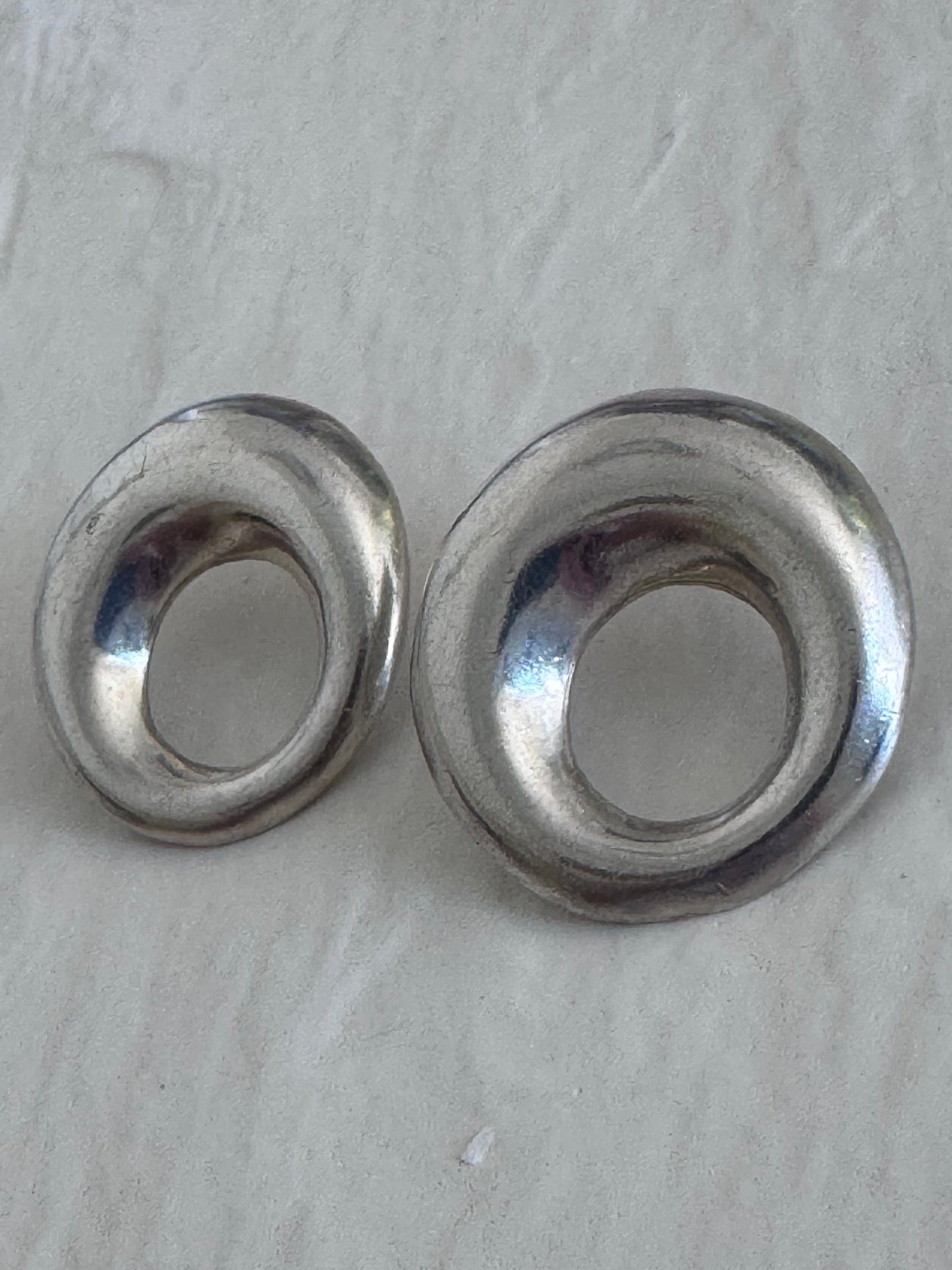 Estate vintage Naldo signed sterling silver modernist donut circle stud earrings showing designer signature and 925 hallmarks