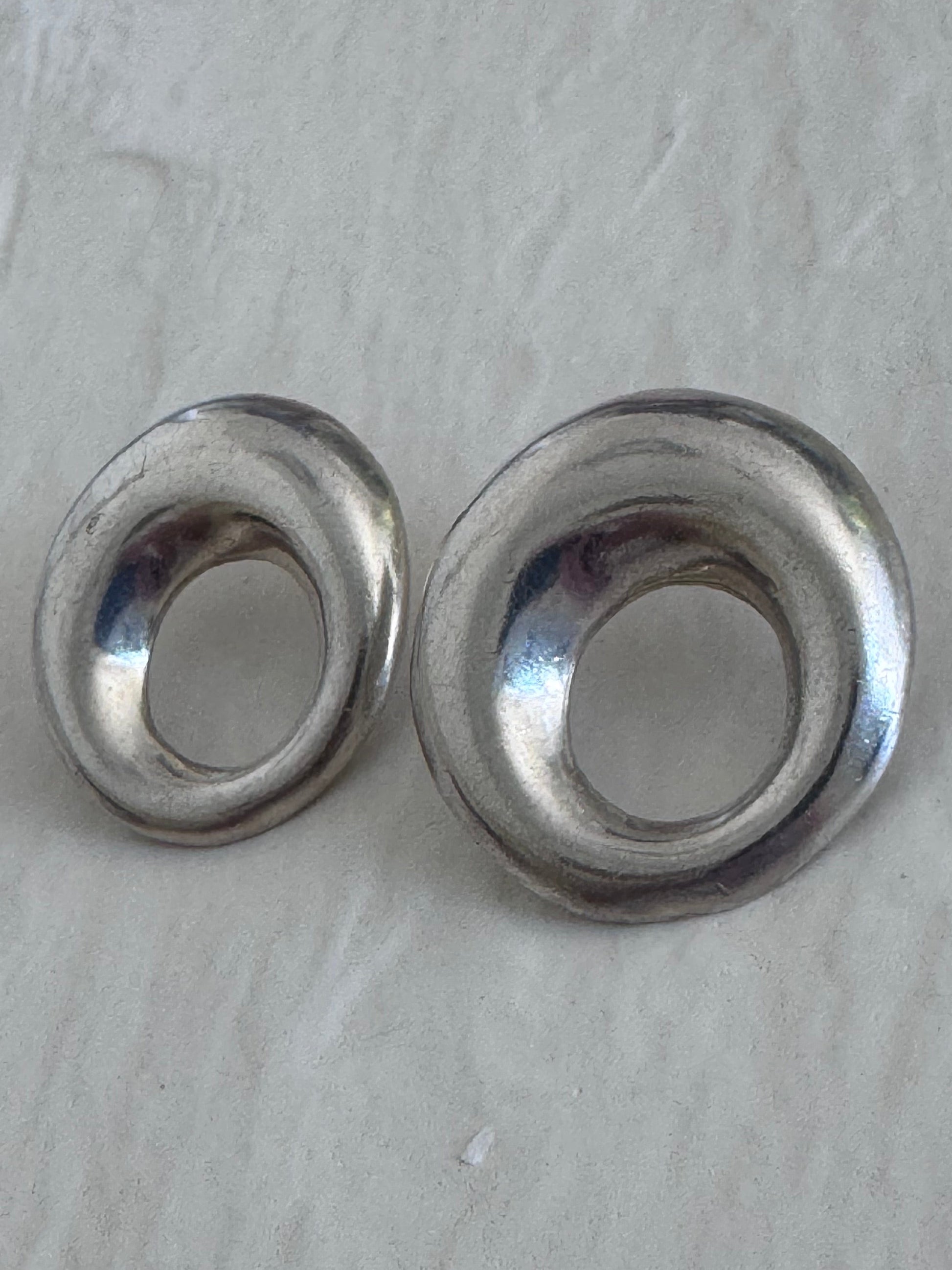 Estate vintage Naldo signed sterling silver modernist donut circle stud earrings showing designer signature and 925 hallmarks