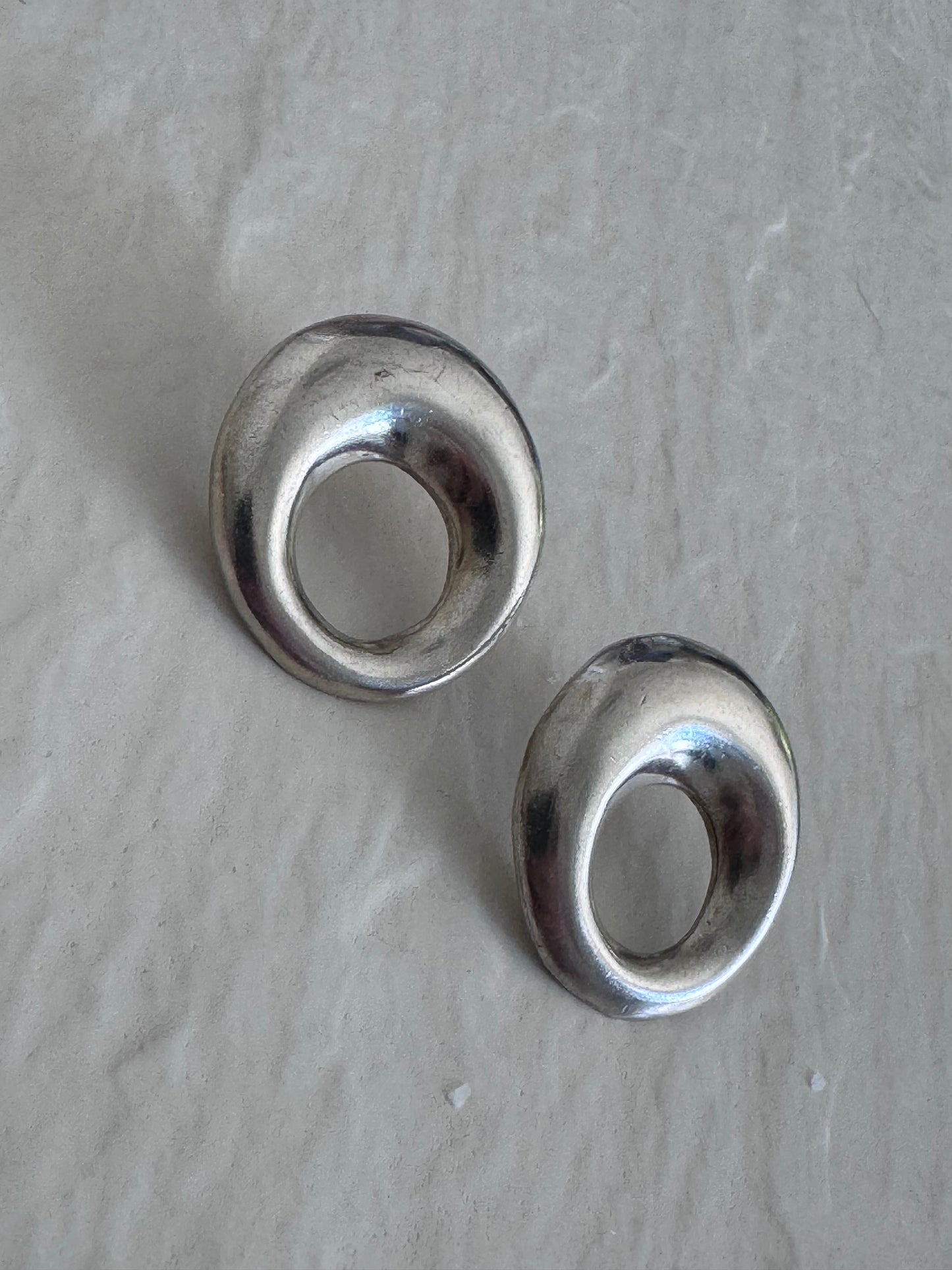 Estate vintage Naldo signed sterling silver modernist donut circle stud earrings showing designer signature and 925 hallmarks
