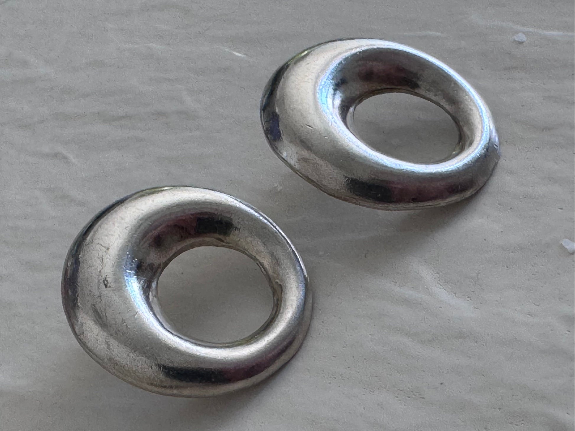 Estate vintage Naldo signed sterling silver modernist donut circle stud earrings showing designer signature and 925 hallmarks