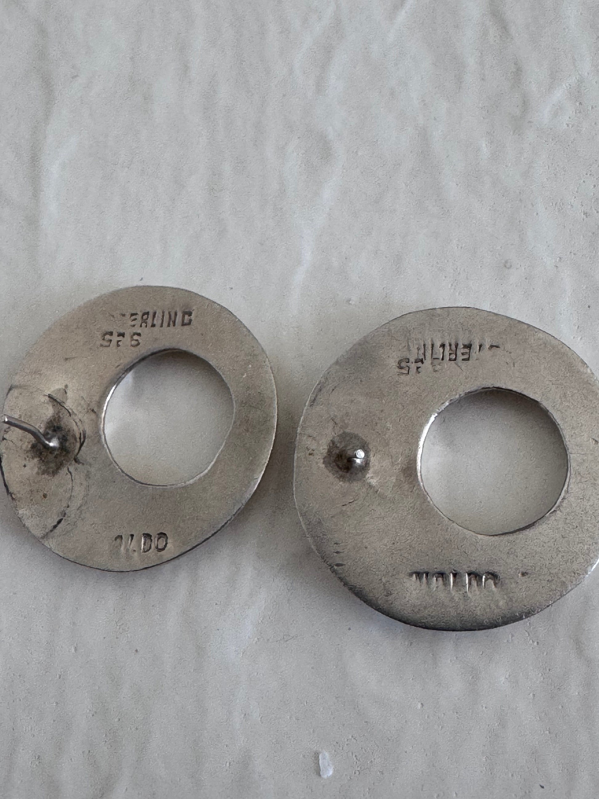 Estate vintage Naldo signed sterling silver modernist donut circle stud earrings showing designer signature and 925 hallmarks